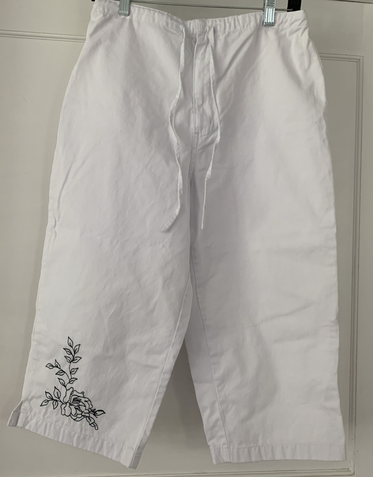 Passports Vintage M Capri White 100% Cotton Drawstring Zip Embroidered