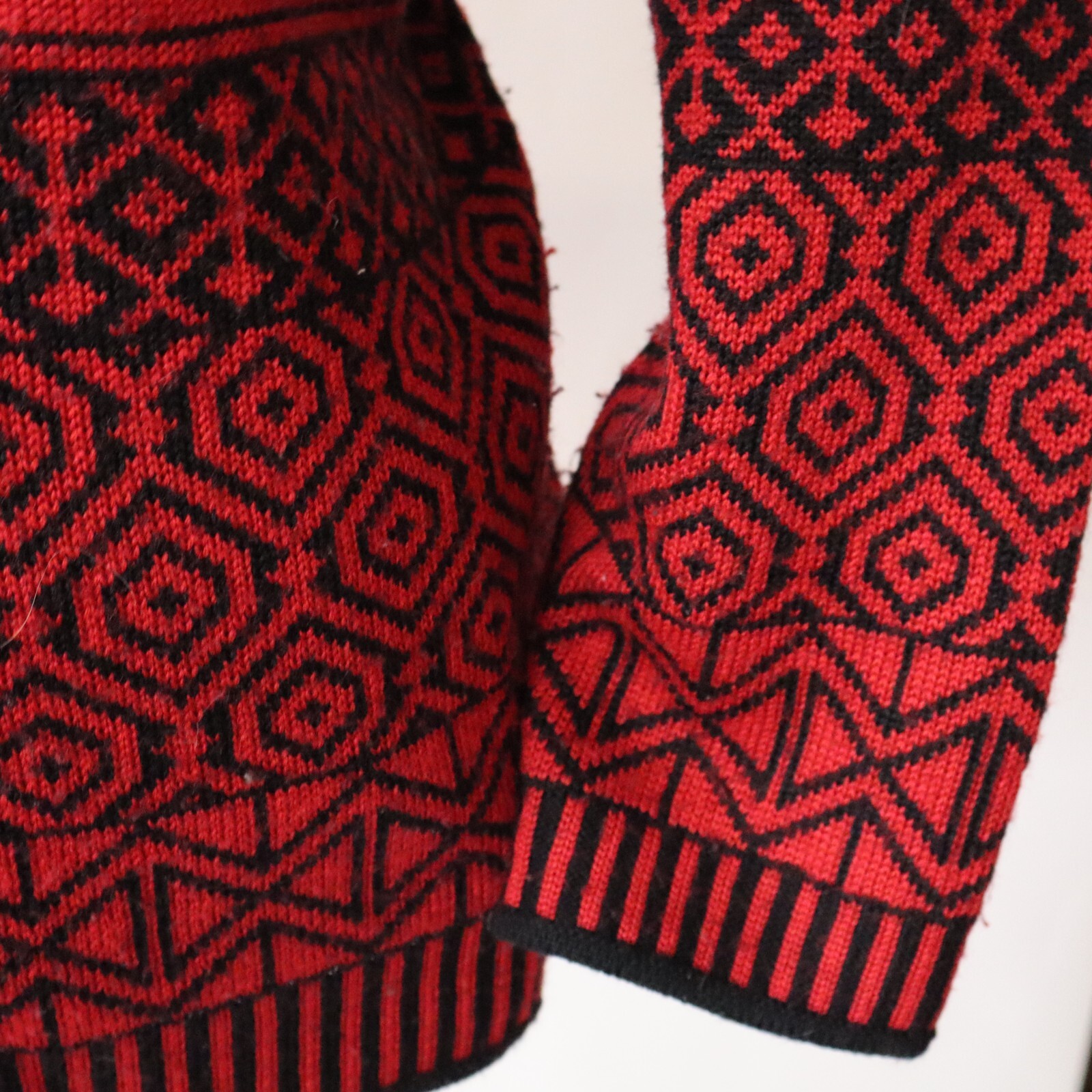 Vtg Obermeyer Women&rsquo;s Pullover Sweater Chloe Red, Black Emb Floral Sz Small