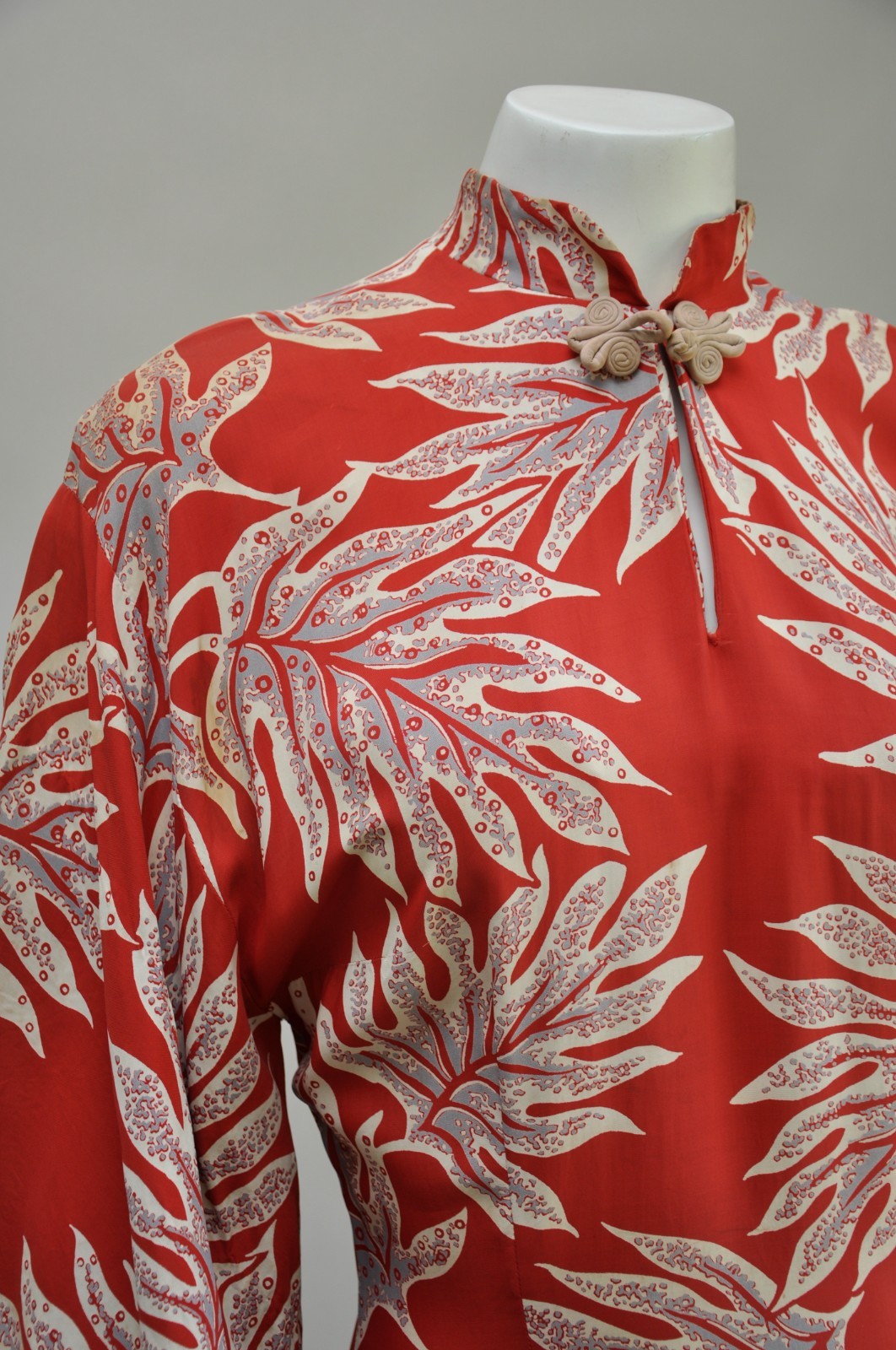 Vintage 1940s Red Tropical Print Rayon Hawaiian Pake Muu Dress Tiki Party Via S