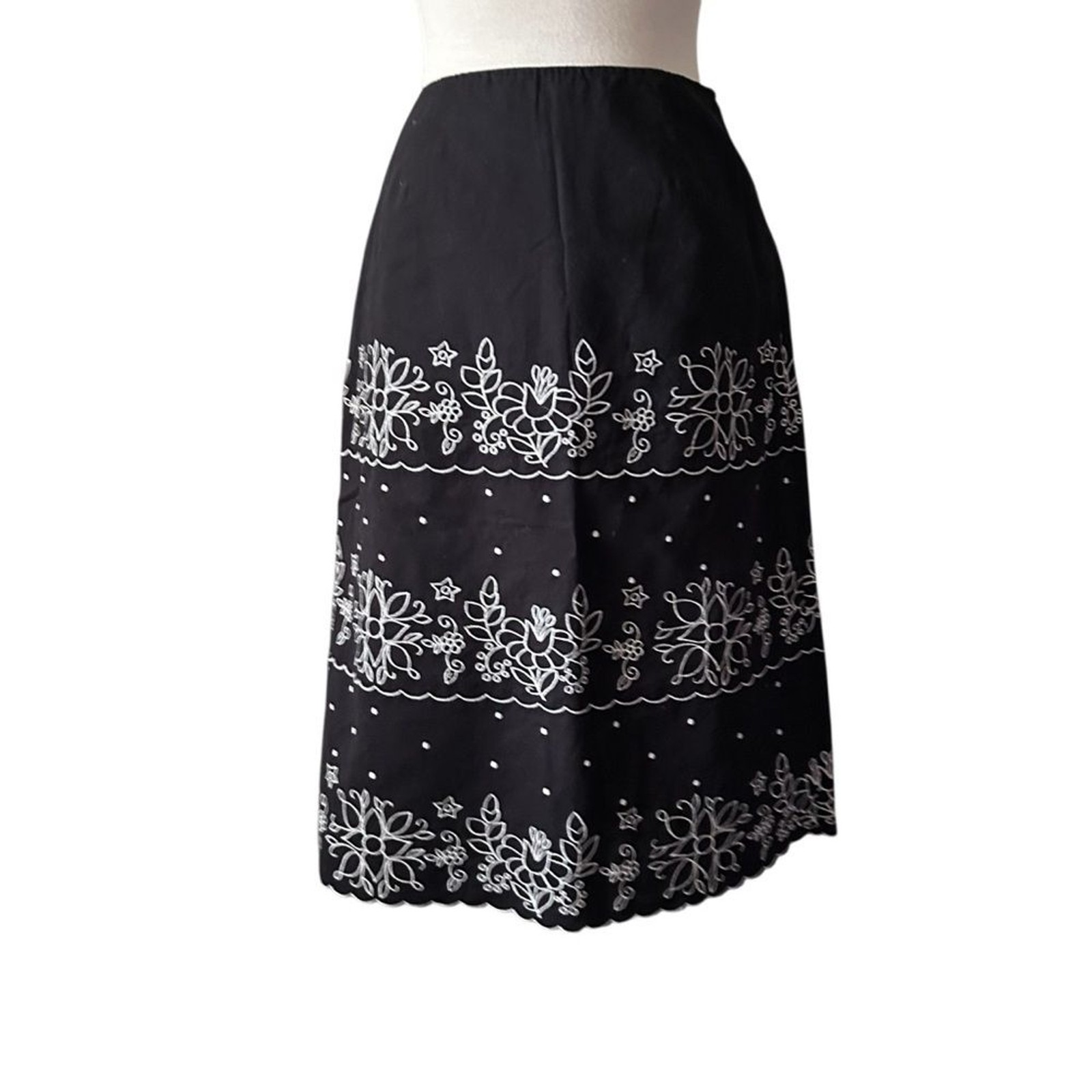 Harold’s Black White Embroidered Midi Skirt – Size 8
