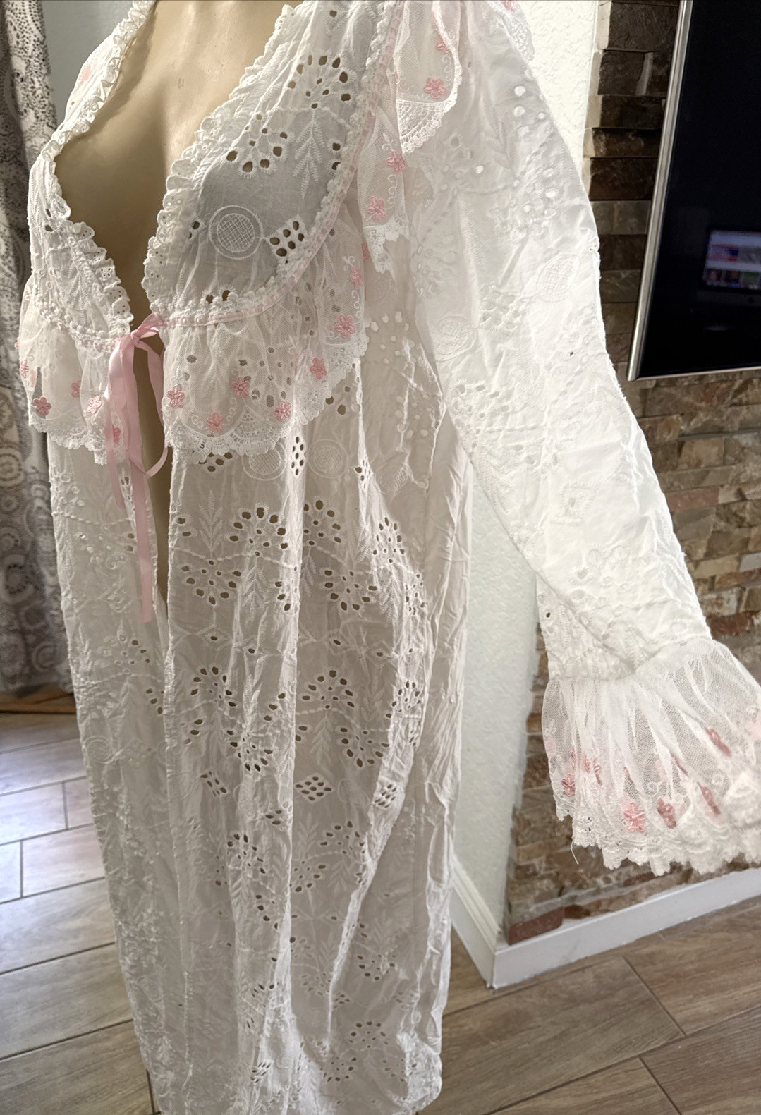 Vintage Eyelet White Ruffled Robe with Pink Ribbon Bell Cuffs Stunning Sz XL bt