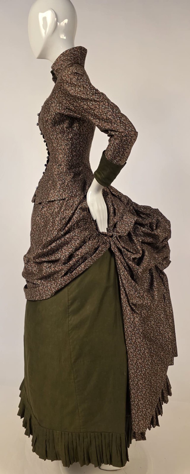 VICTORIAN 1880’S FLORAL PRINCESS BUSTLE DRESS WALKING SUIT – MUSEUM QUALITY