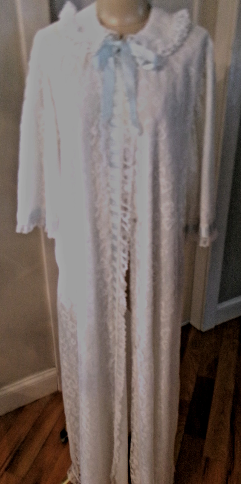 VINTAGE ODETTE BARSA GORGEOUS WHITE SATIN & CHANTILLY LACE ROBE M