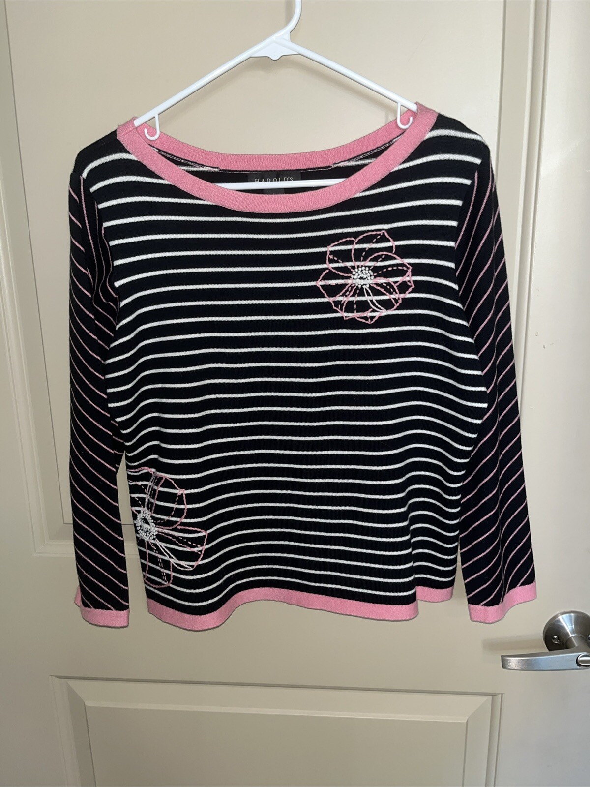 Vintage HAROLDS sweaterNavy With White And Pink Embroidered Flowers. Size Large
