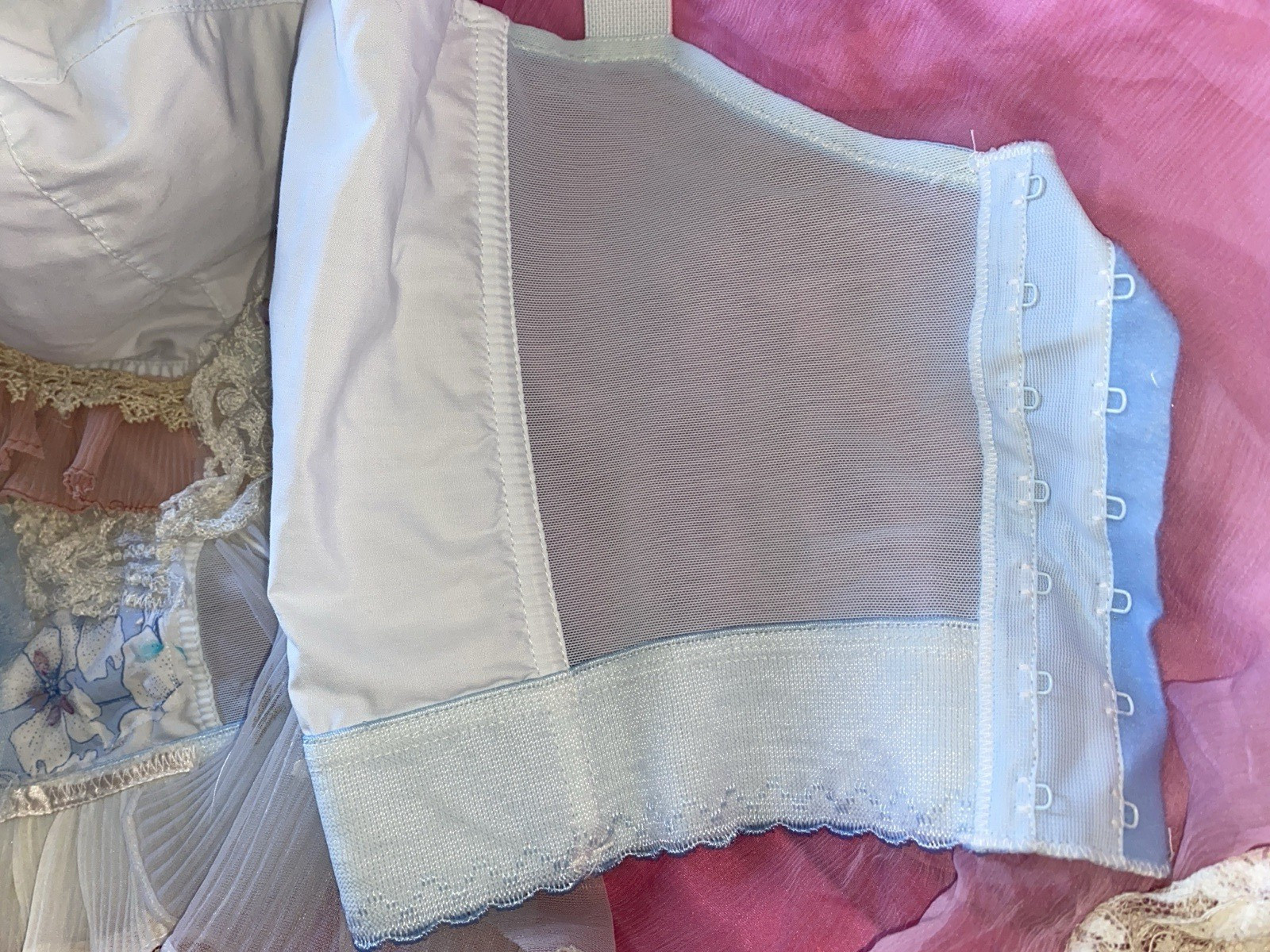 VTG BuLLeT BrA DoLLcORe AvAnT RhInEsToNeS PlEaTs LAcE ChAIn PearLS 46 48 E NWT