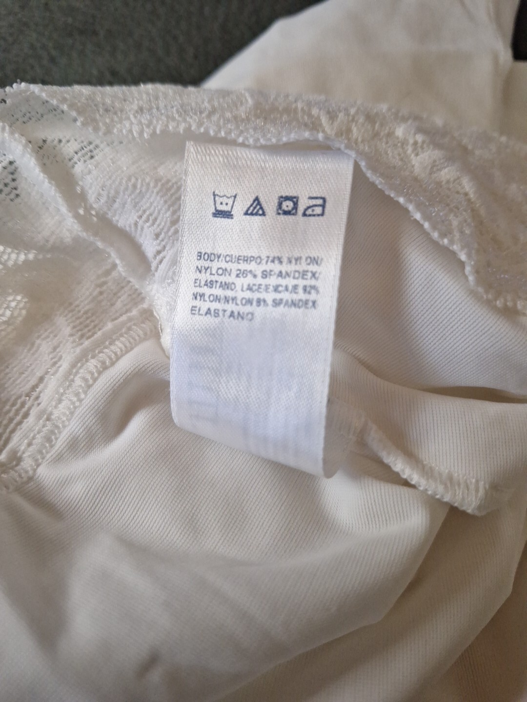 VASSARETTE – WHITE NYLON SPANDEX HALF SLIP SZ 24&Prime; XL/44 STYLE #11-073 W/SLIT
