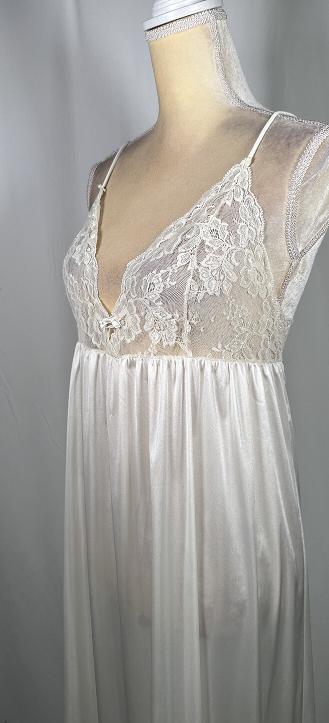 Vassarette Full Slip Lingerie Nightgown Chemise SM / 85 Metric Antron lll Nylon