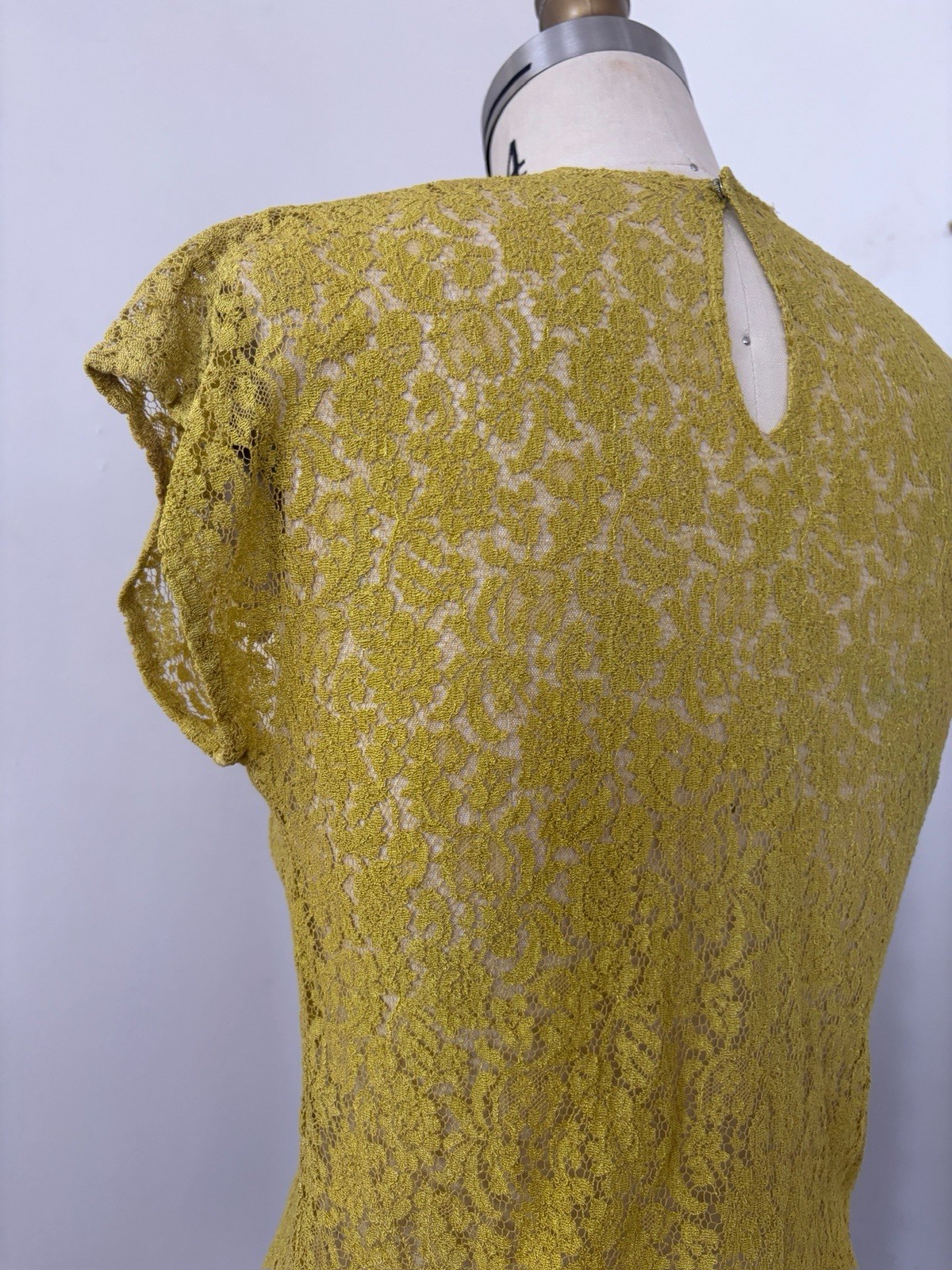 50s Chartreuse Sheer Floral Lace Flutter Cap Sleeve Top Keyhole Bateau Neck XS/S