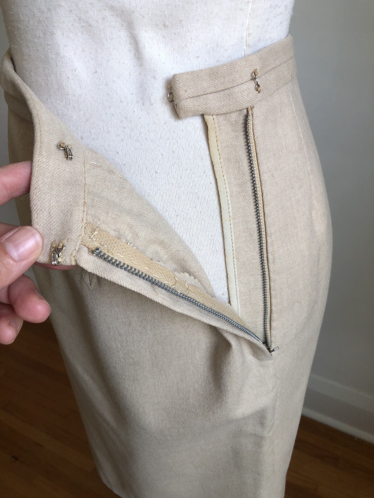 STUNNING VTG DALTON COORDINATES 100% Wool Beige Pencil Skirt SZ XS 24