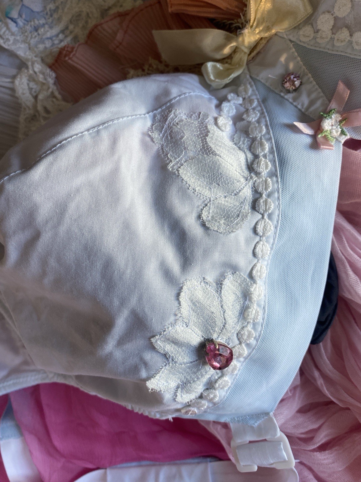 VTG BuLLeT BrA DoLLcORe AvAnT RhInEsToNeS PlEaTs LAcE ChAIn PearLS 46 48 E NWT