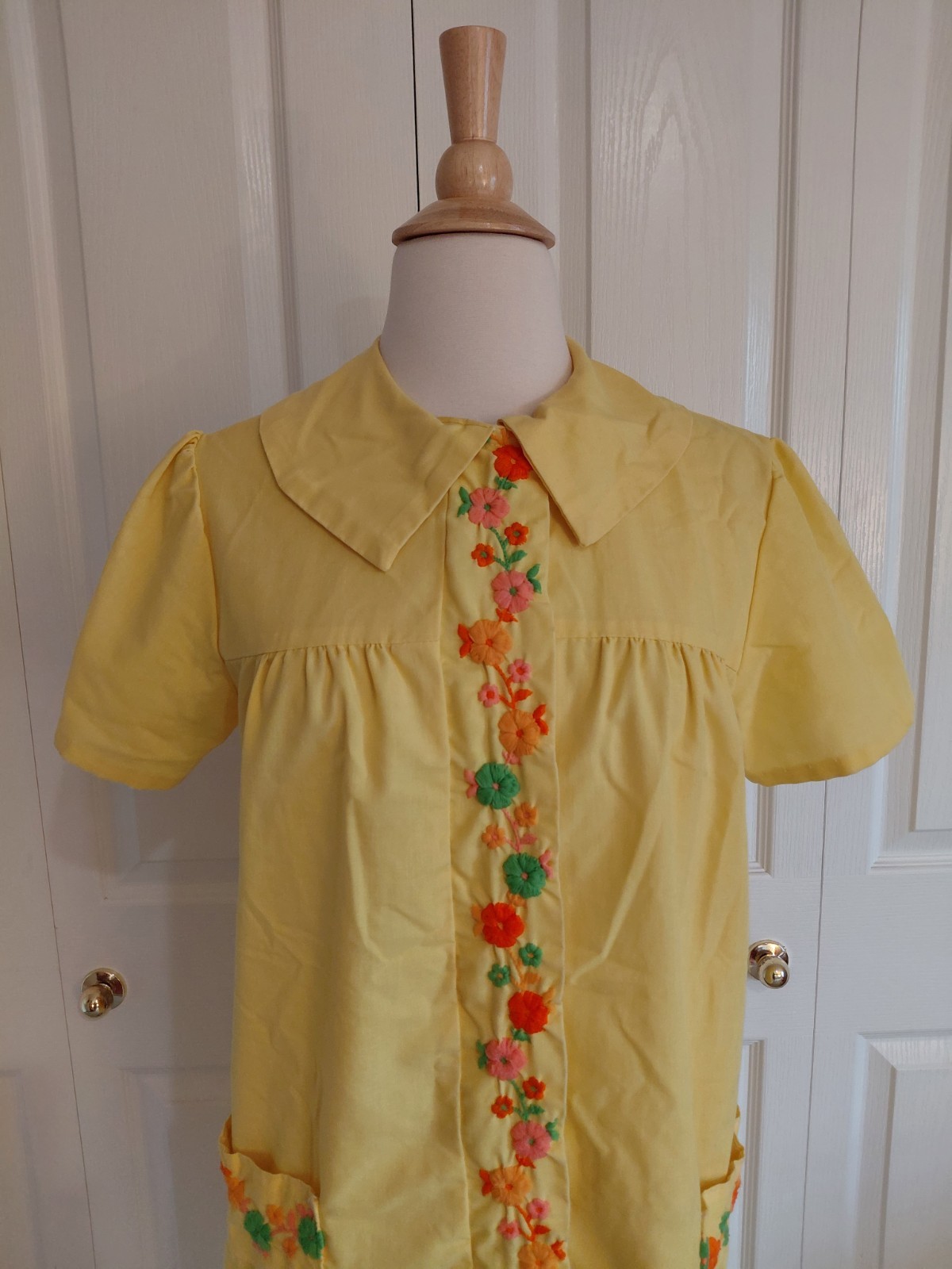 Vintage 1970s Yellow Cotton House Dress Bright Flower Embroidered Size Large