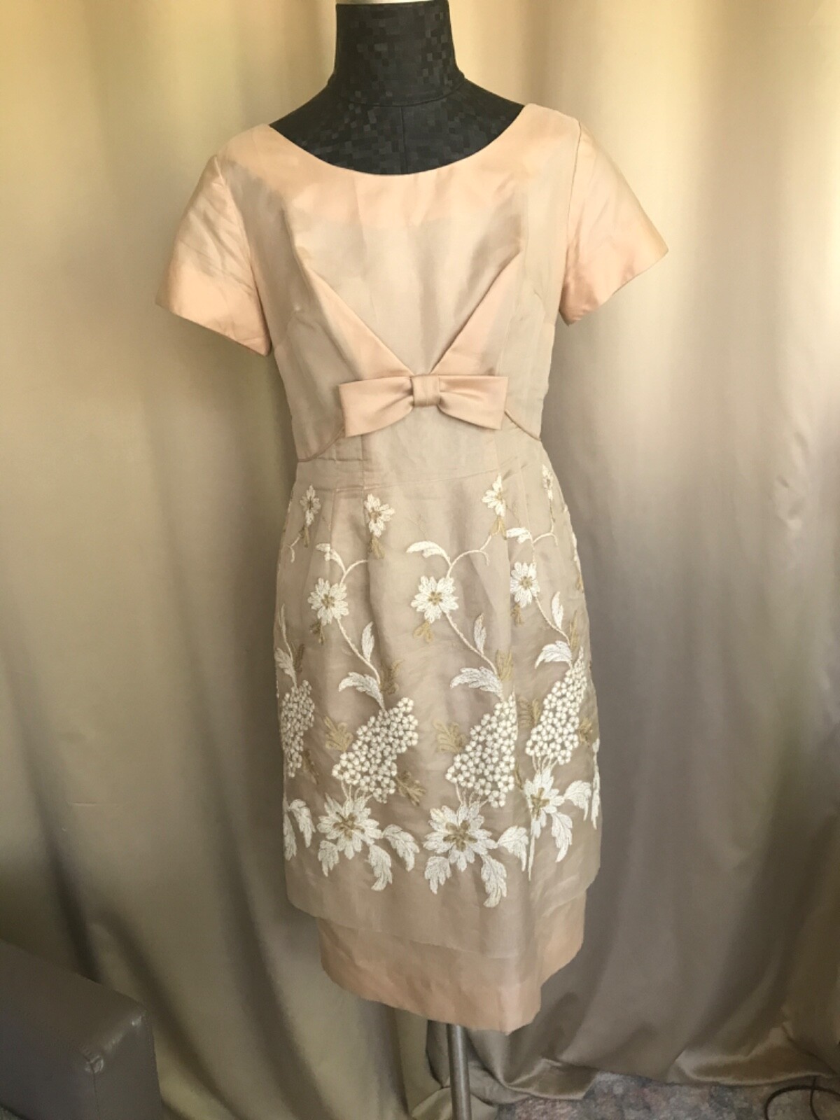 Vintage « Union » made with silk & taffeta flowerly embroidered ivory/peach dress