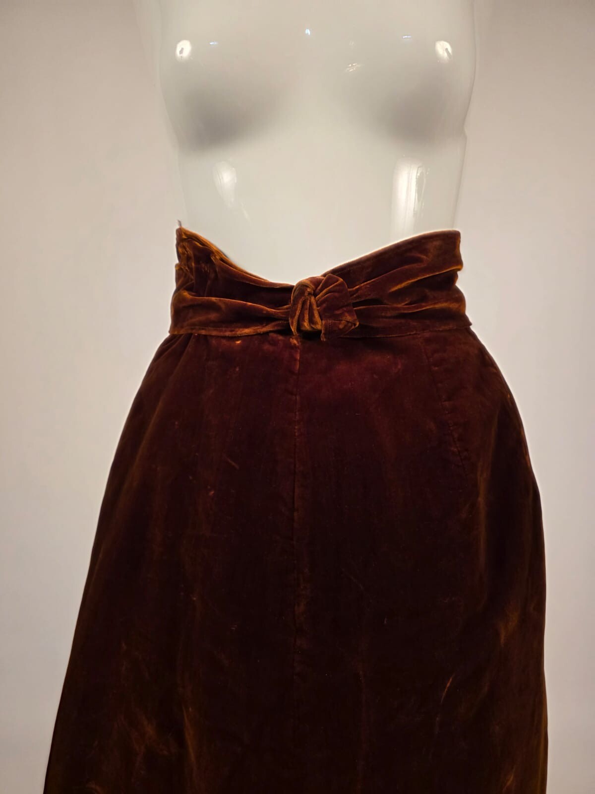EXCEPTIONAL EDWARDIAN 2 PC HIGH SHINE GOLDEN BROWN SILK VELVET WALKING SUIT