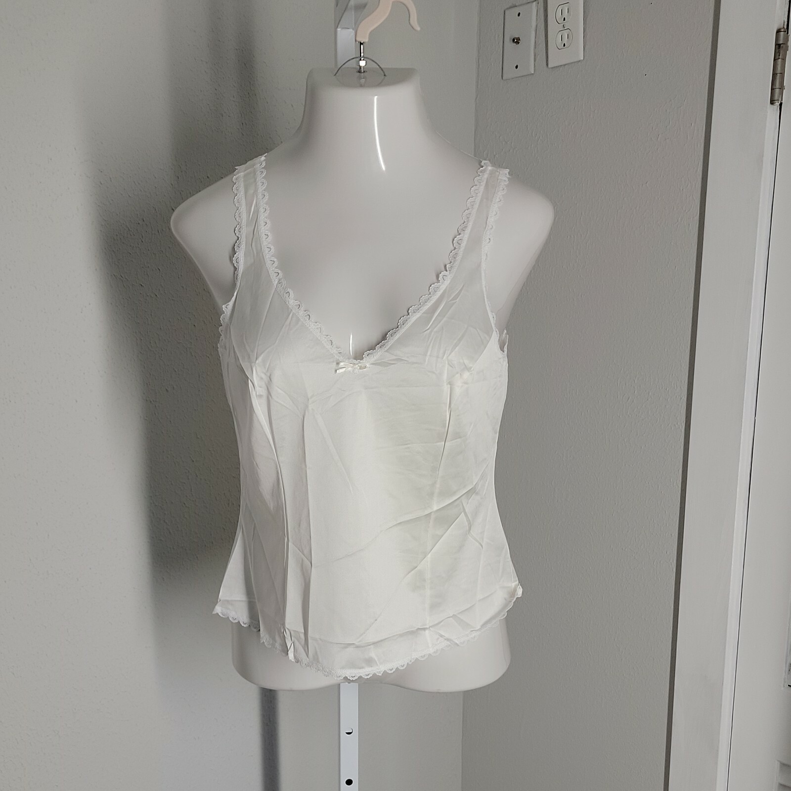 Fruit of the Loom Slip Shirt Top ~ Sz 36 ~ White ~ Sleeveless ~ Lace Trim