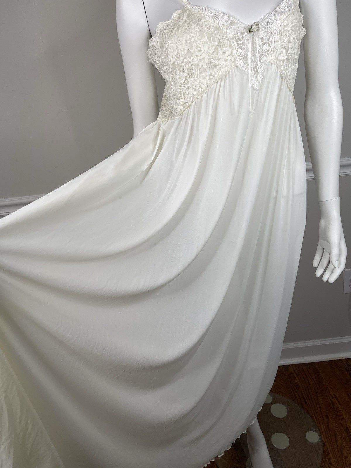 VTG Miss Elaine Intimates Romantic nightgown Lace Bodice Size 36” sexy Ivory