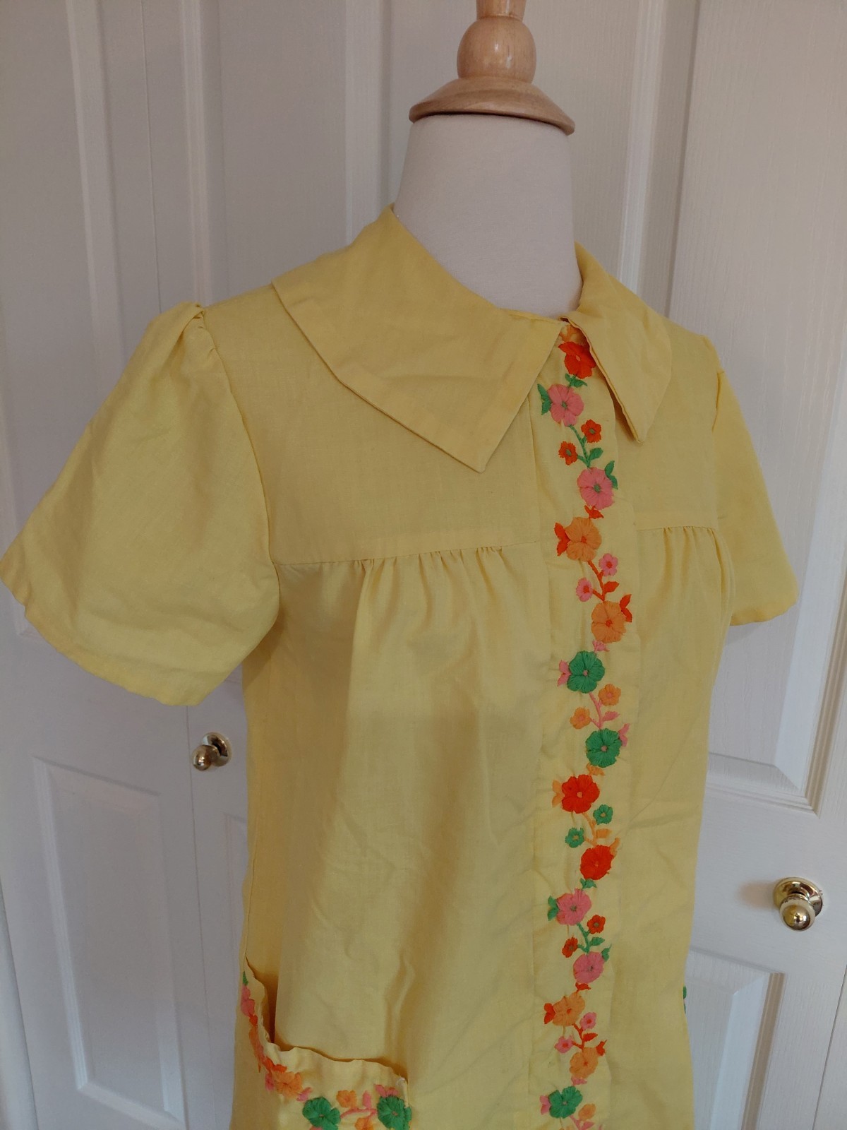 Vintage 1970s Yellow Cotton House Dress Bright Flower Embroidered Size Large