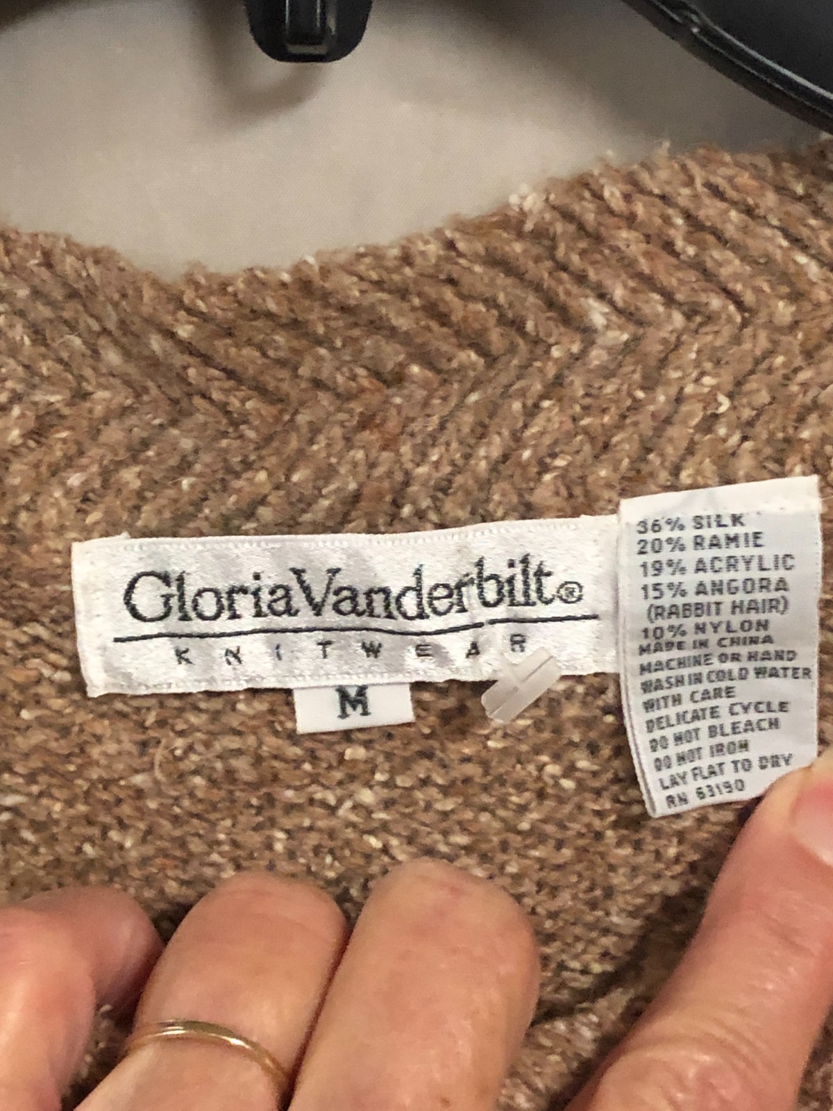 Gloria Vanderbilt Vintage Sweater Beige Pullover Silk Angora Blend Medium NOS