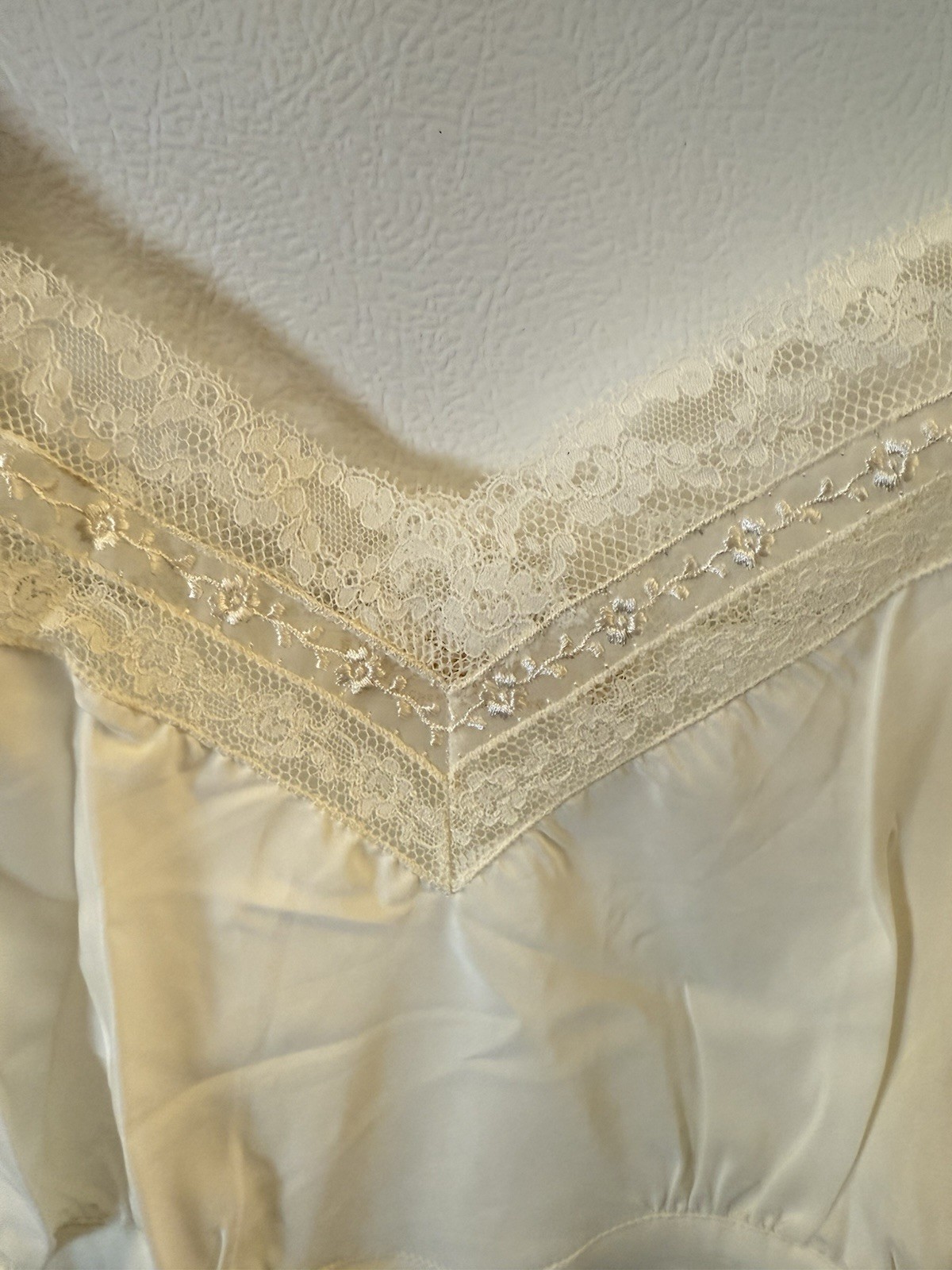 Vintage « Enthrall » Barbizon White Full Slip Crepe Remarque Sz 20.5” Little Lady