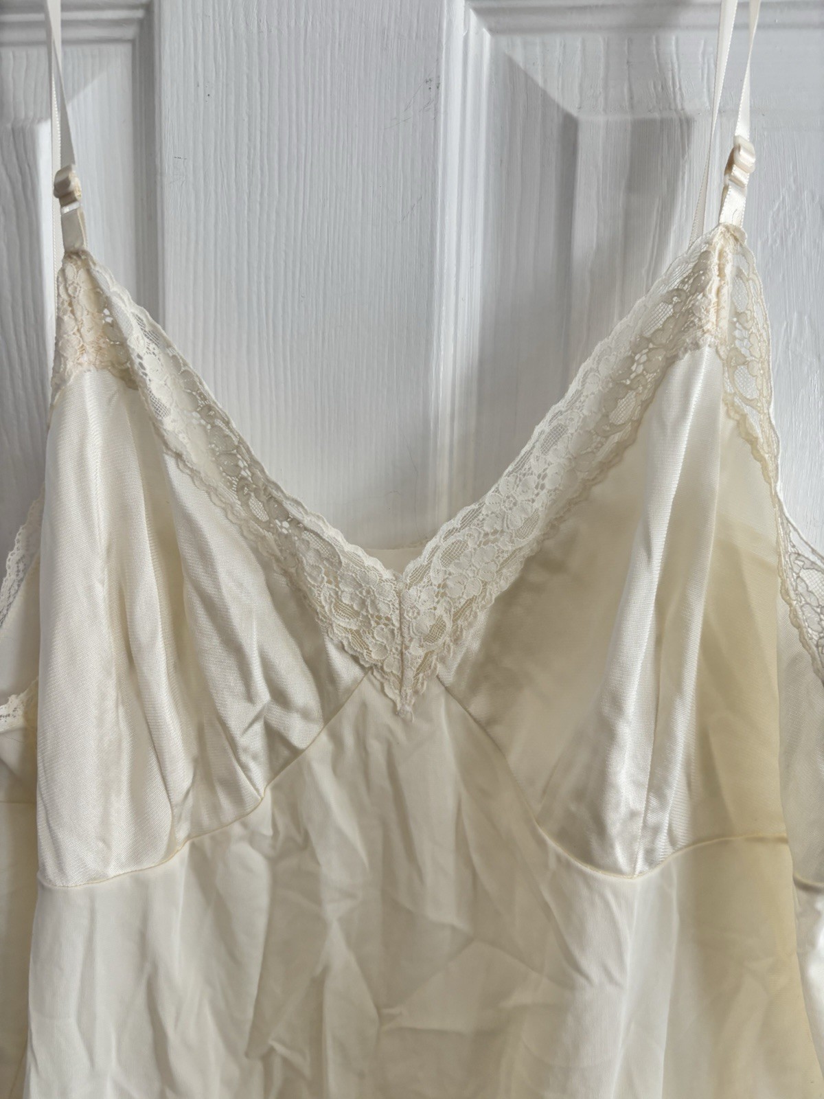 VANITY FAIR Off White Nylon Full Slip Lace Trim – Style 10-103 40 22&Prime;/46 Vintage