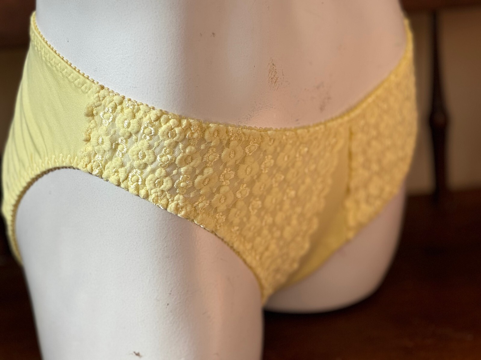 VINTAGE OLGA ~ YELLOW ~ SIMPLY PERFECT LACE HI-KINI PANTIES ~ SiZE MEDIUM