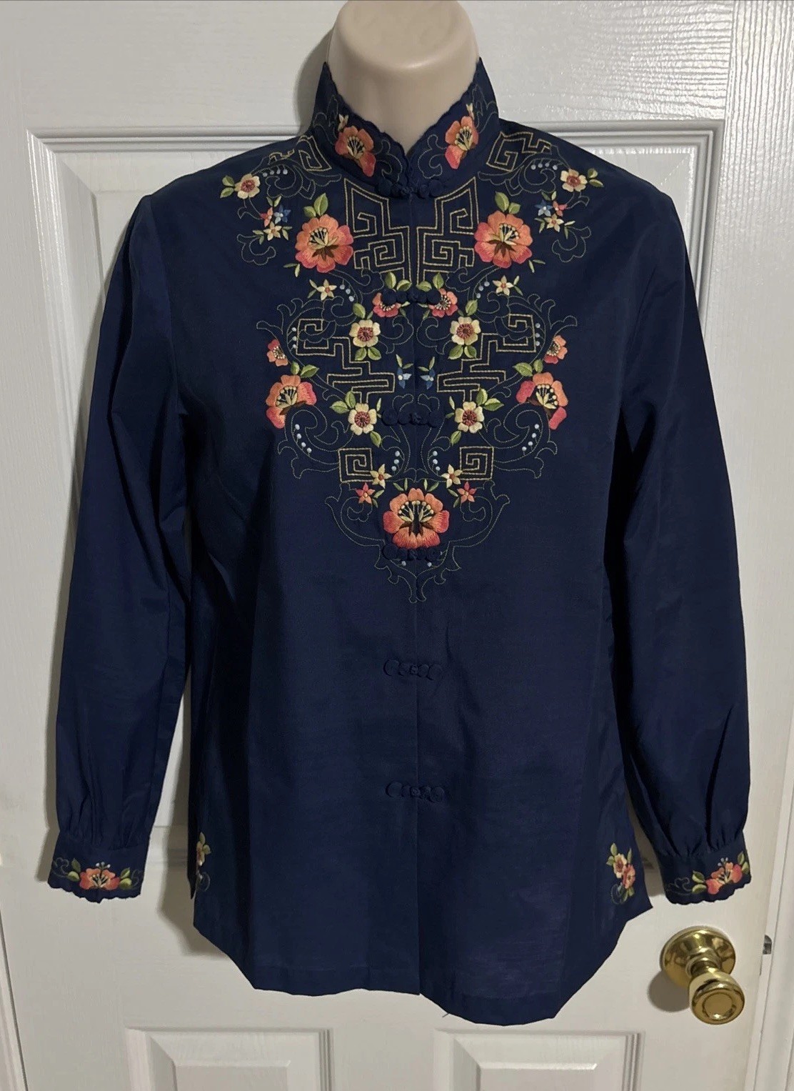 Vintage Daffodil Hand Embroidered Floral Snap Front Navy Blue Top Size M