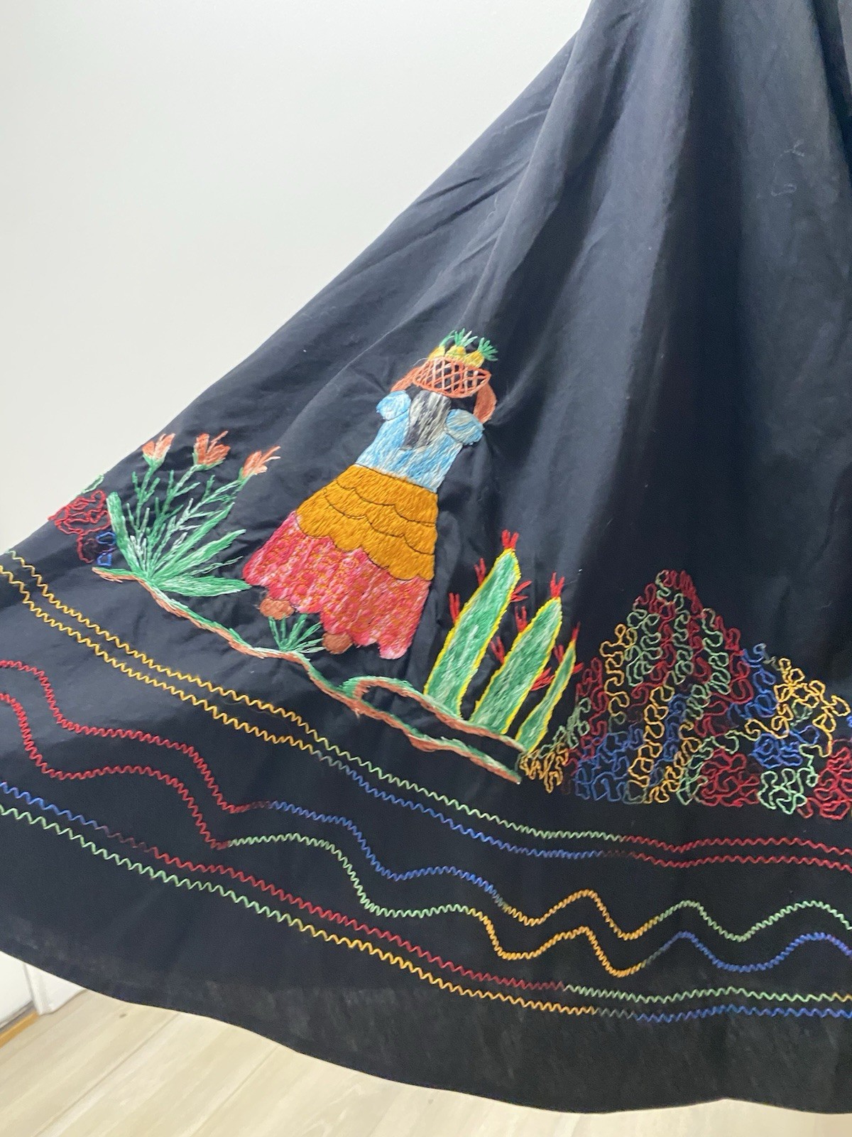 Vintage Nicaraguan Embroidered Folk Art Novelty Full Circle Skirt Metal Zip S
