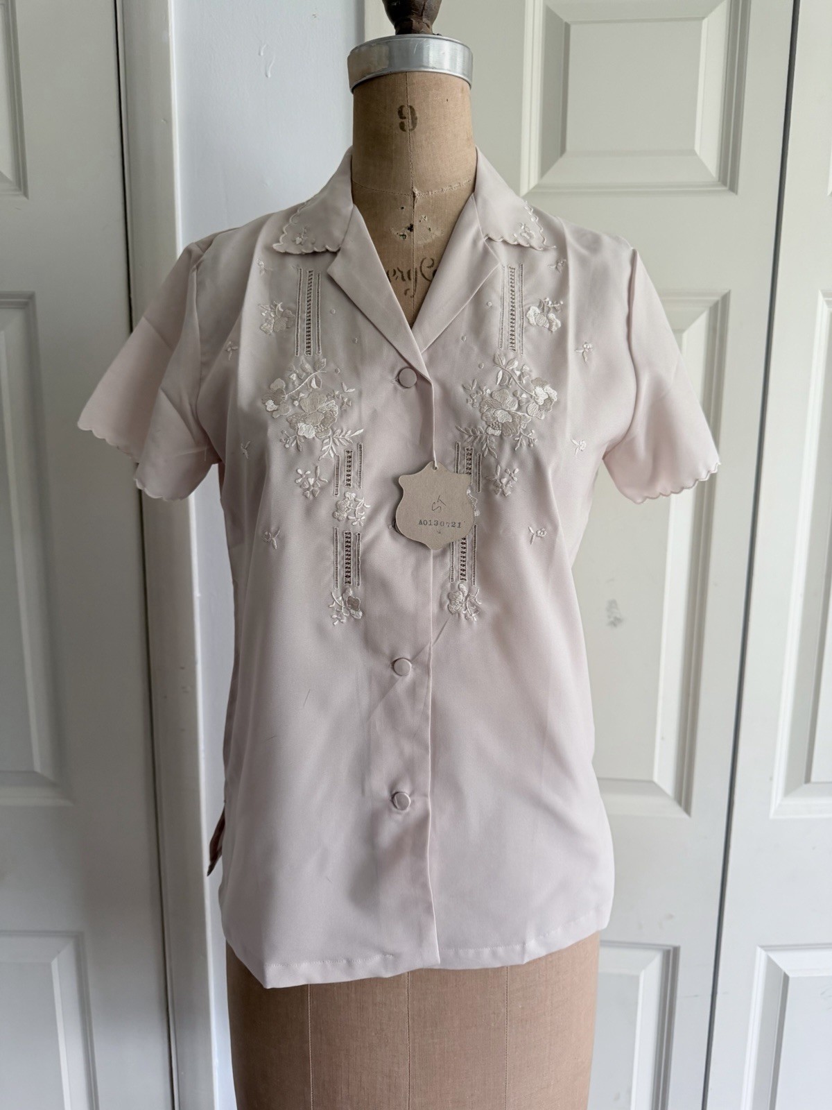 Vintage Daffodil China Hand Embroidered Blouse Short Sleeve Pale Taupe Fits XS/S