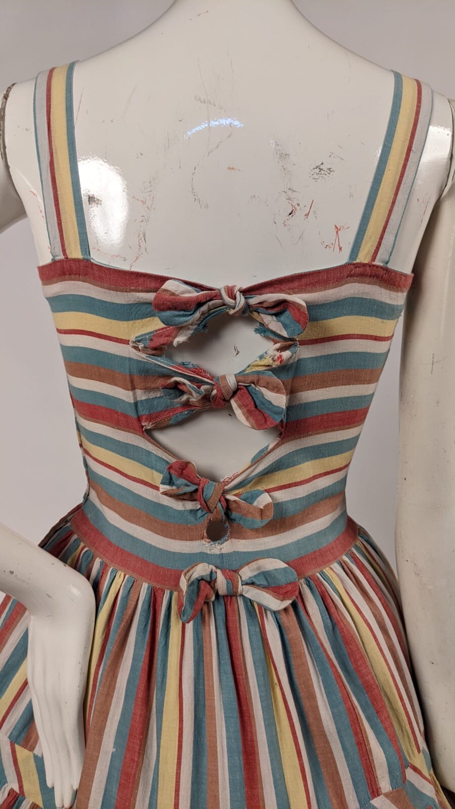 SWEETEST 1940’S STRIPED LINEN DRESS W OPEN BOW BACK DETAIL