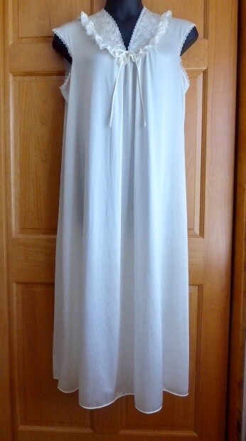 Collectibles J. C. Penney Vintage Shiny Nylon Ivory Lace Trim Nightgown Size L