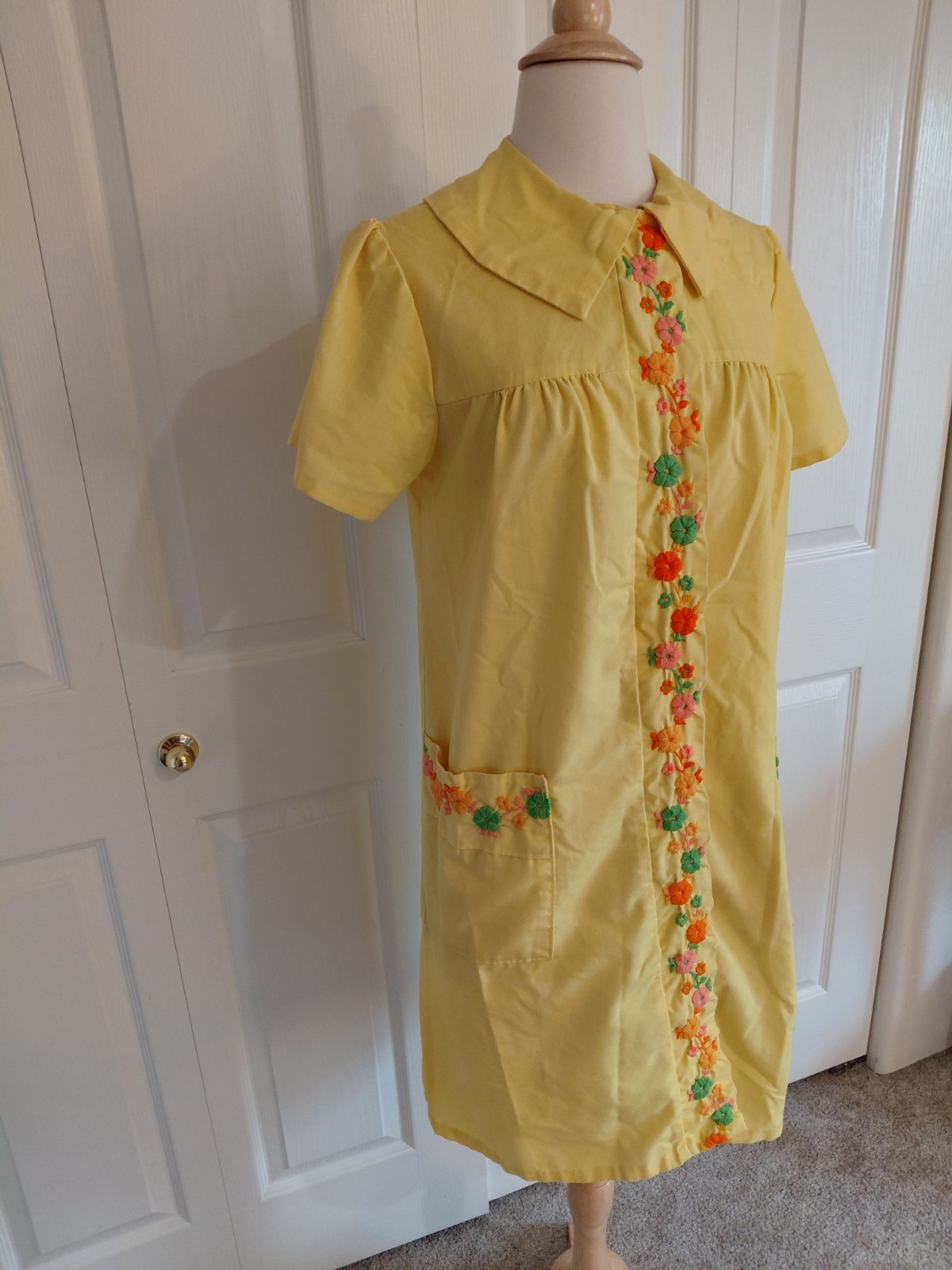 Vintage 1970s Yellow Cotton House Dress Bright Flower Embroidered Size Large