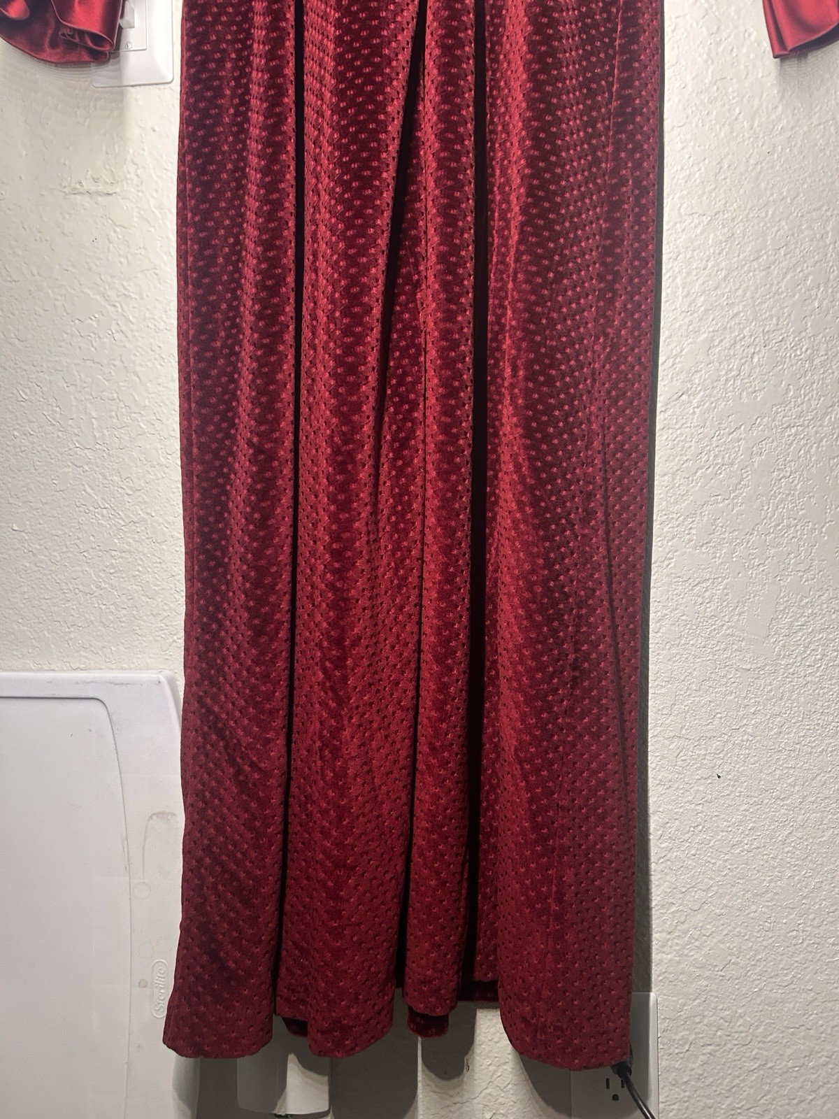 Vintage70’/80’sDonna Richard for Gilligan & O&rsquo;Malley Burgundy Velvet Robe Ruffle