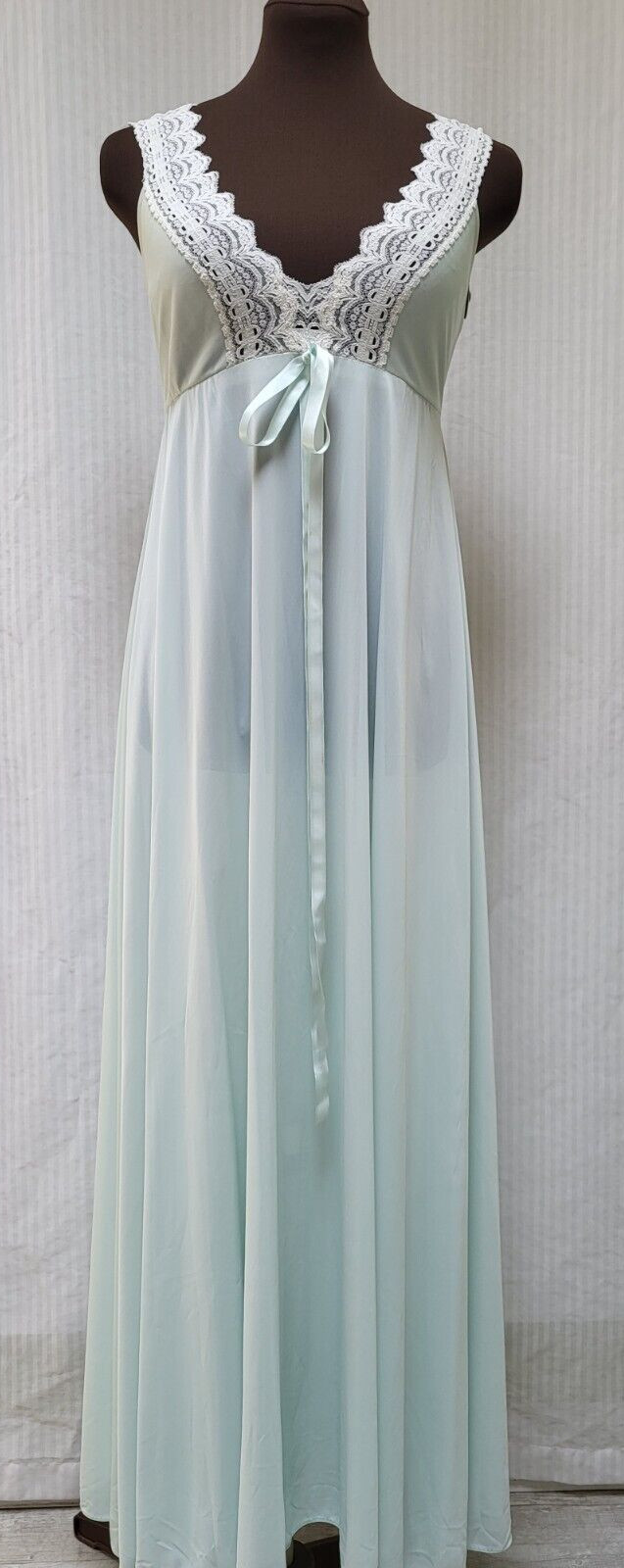 Vintage OLGA Pale Aqua SECRET HUG Nylon Nightgown – Size 34 (Small) EUC