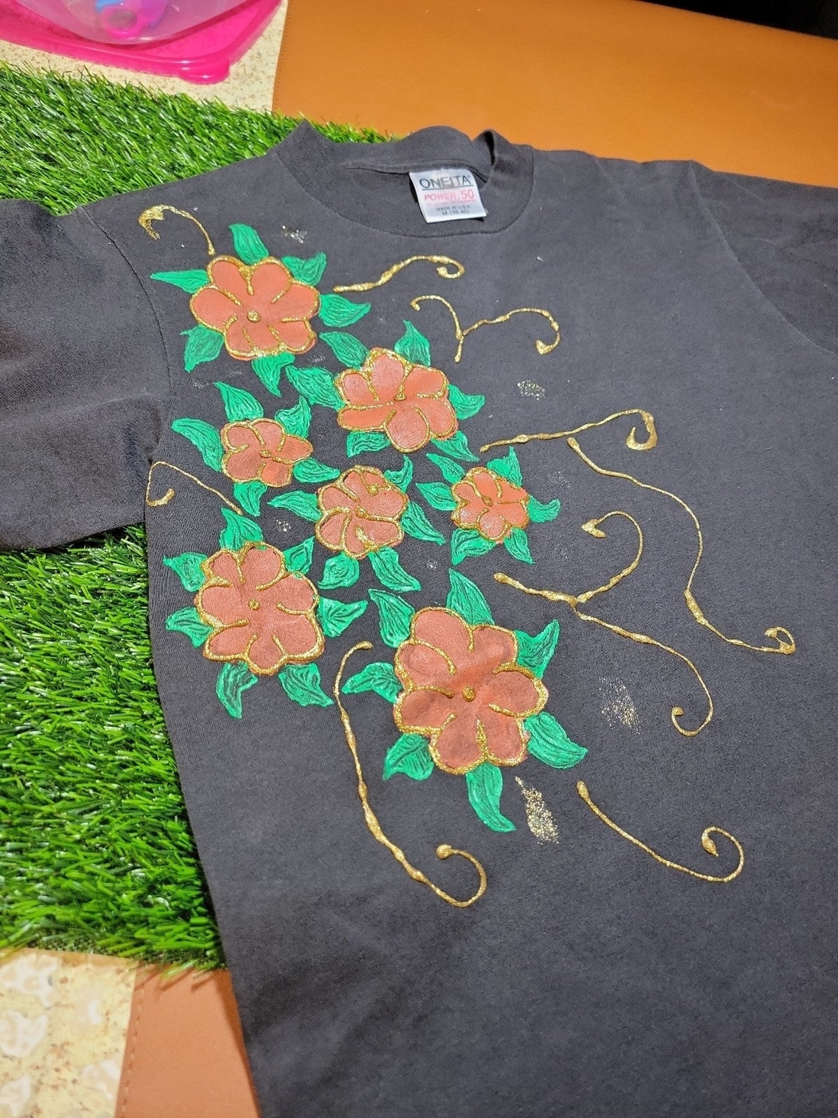 Vintage single stitched roses tshirt oneita medium