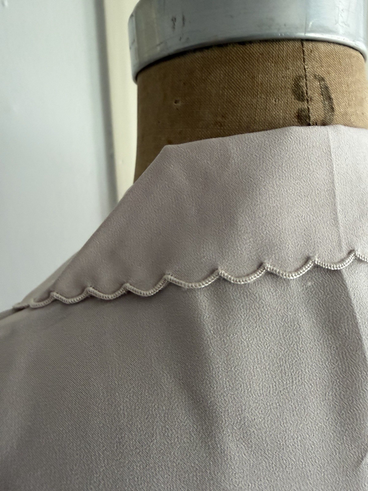 Vintage Daffodil China Hand Embroidered Blouse Short Sleeve Pale Taupe Fits XS/S