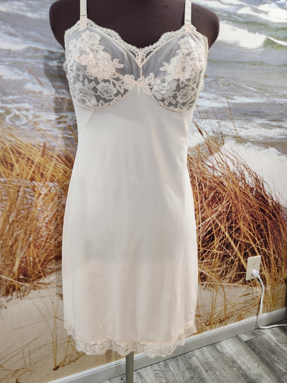 Vintage Gossard Artemis Nylon Full Slip Peach Lace Size 36 Average USA Pin-up