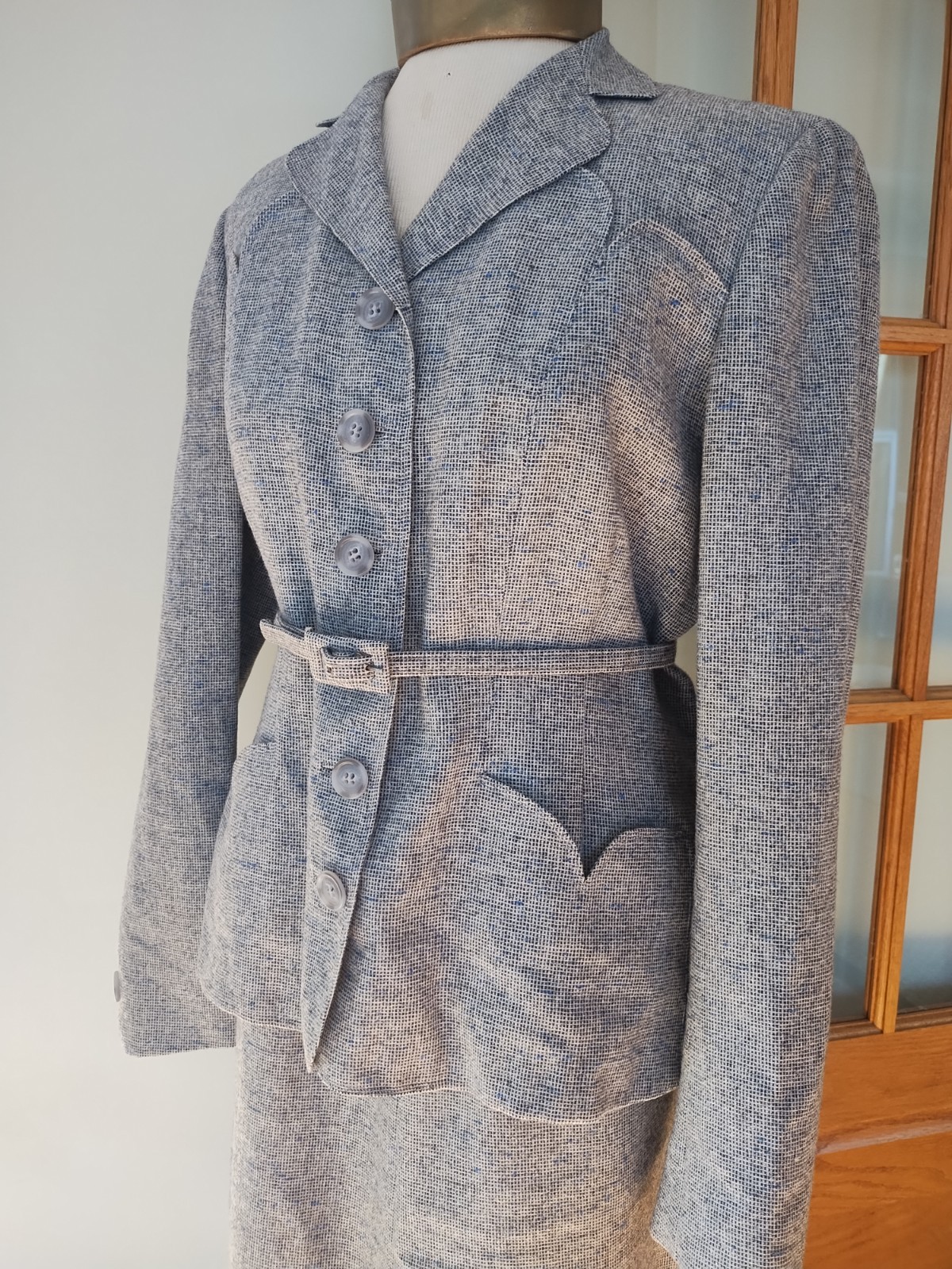 1940&rsquo;s DAVIDOW Paris London New York woman&rsquo;s 2 piece suit W: 29&Prime; B: 38&Prime; – 40&Prime;