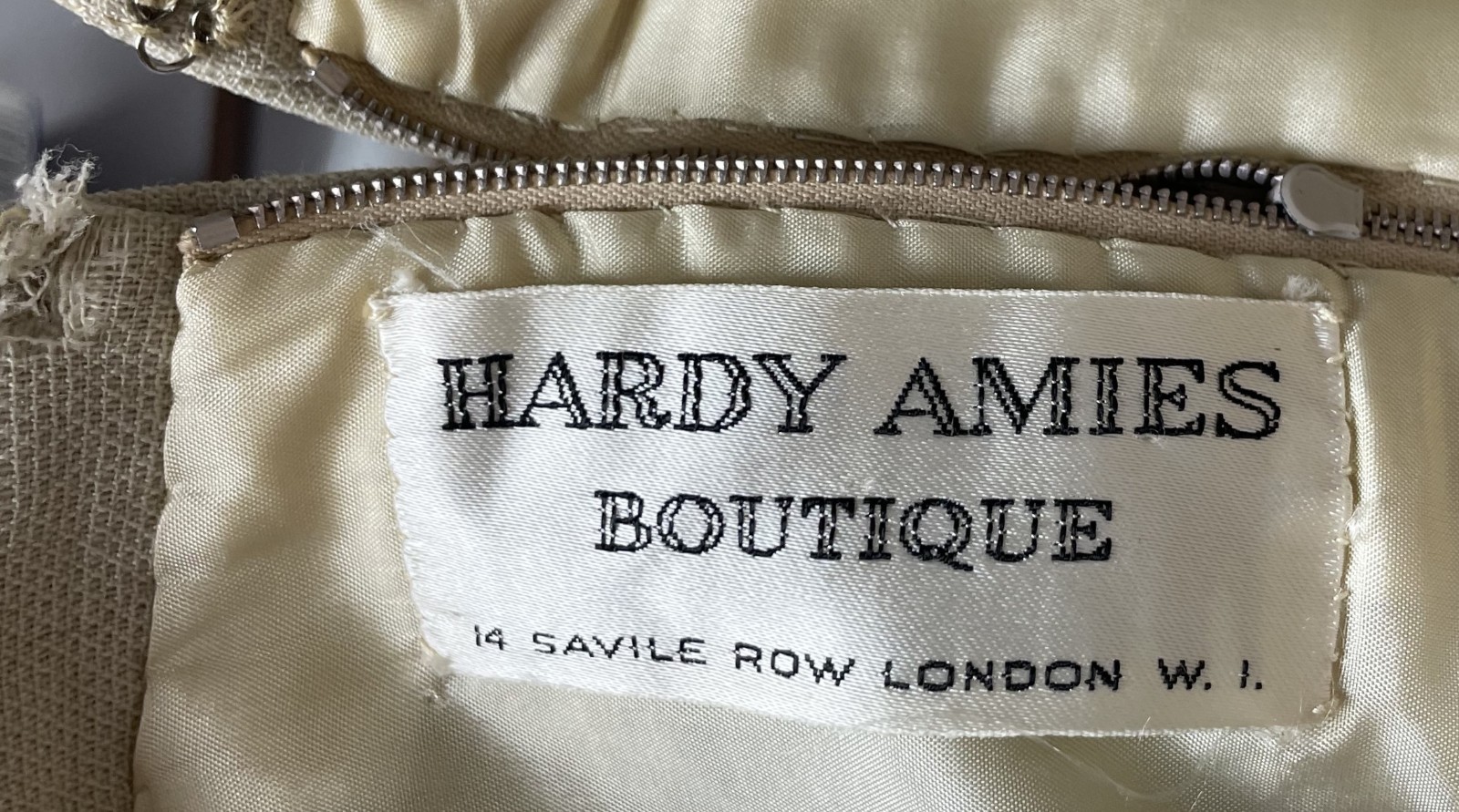 Vintage60s HARDY AMIES BOUTIQUE Taupe SIDEBUTTON shift dress S/M 34&Prime; Bust Damage