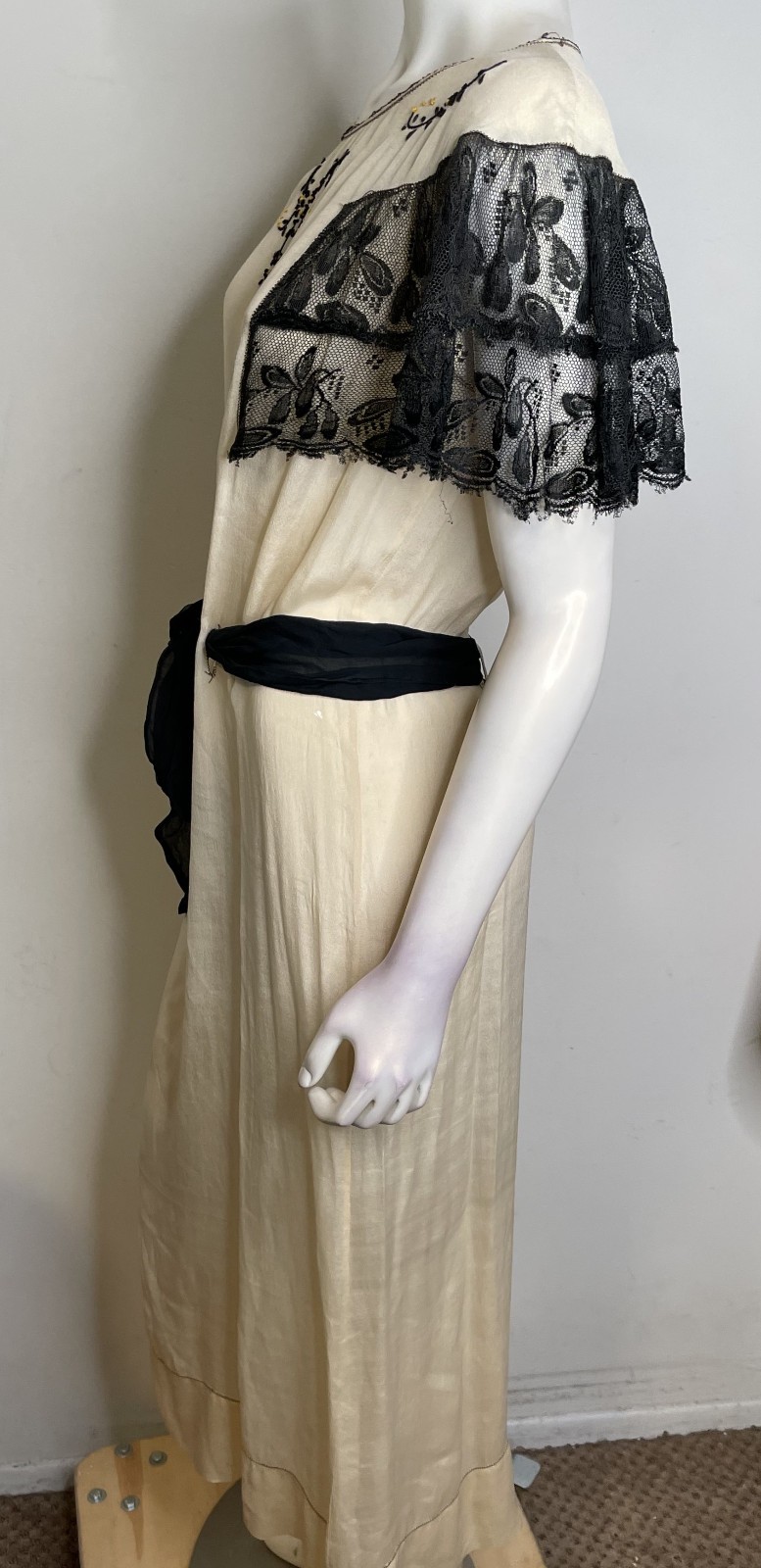 Antique 1900s Ivory Black Silk Dress S M Art Deco Flutter Lace Sleeves Embroider