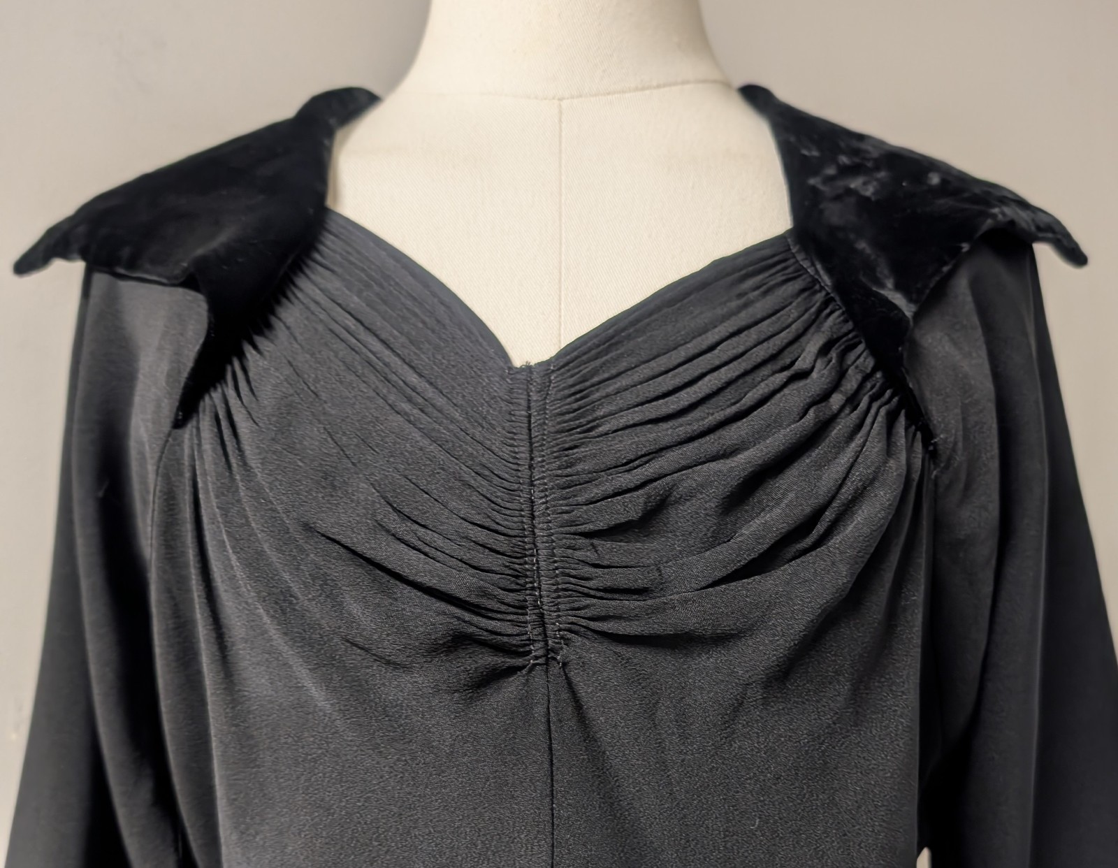 Vintage Late 30&rsquo;s Black Rayon Crepe Midi Dress Red Slip Smocking Drape Velvet M