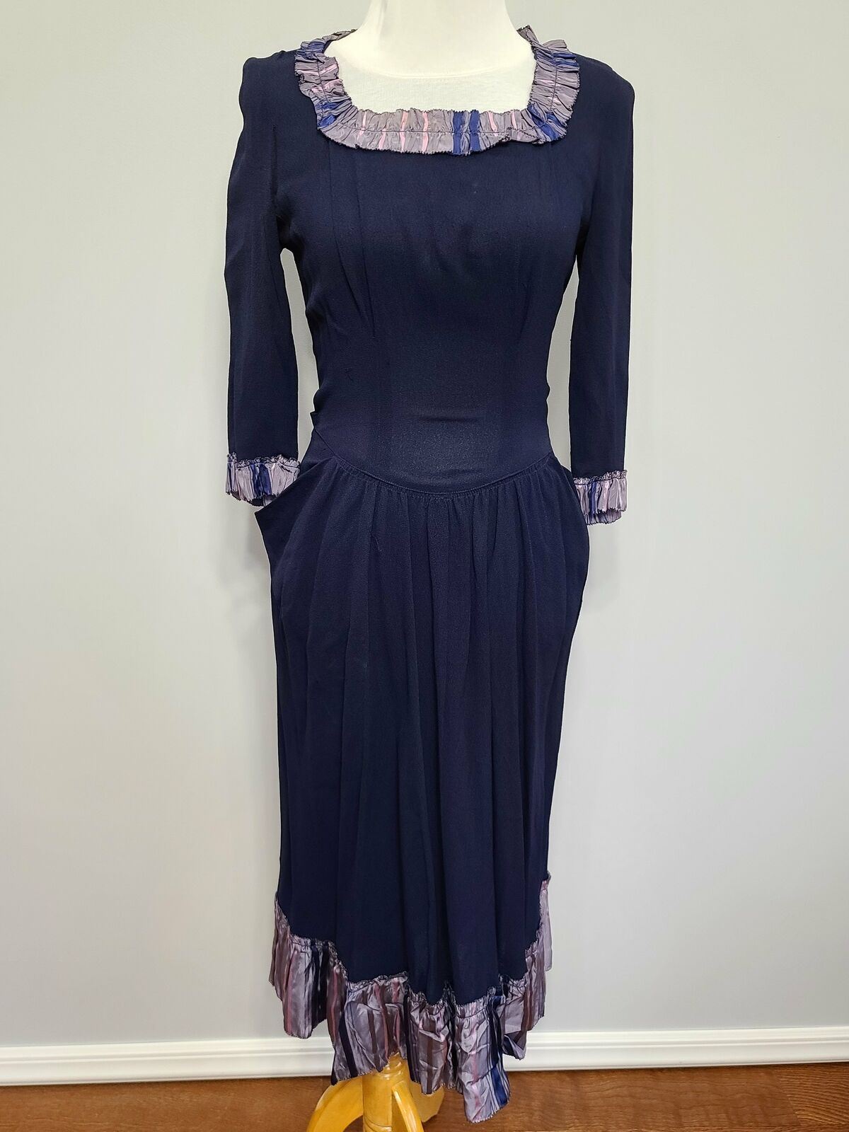 Vintage 1940s Dark Blue Rayon Dress with Plaid Trim (B-35&Prime; W-25.5&Prime; H-38&Prime;) WWII