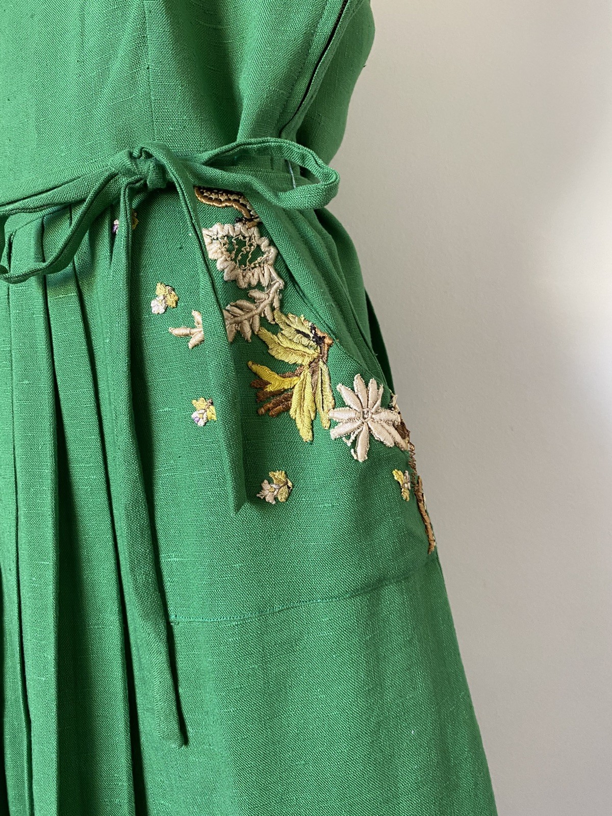 50,sFab Emerald Linen Pleat Dress With Embr Bodice And Pocket. Belted.36”B.30”W