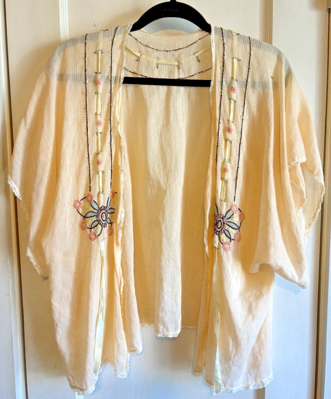 Vintage Feminine Floral Embroidered Lightweight Lace Sleep Bed Jacket 1960s