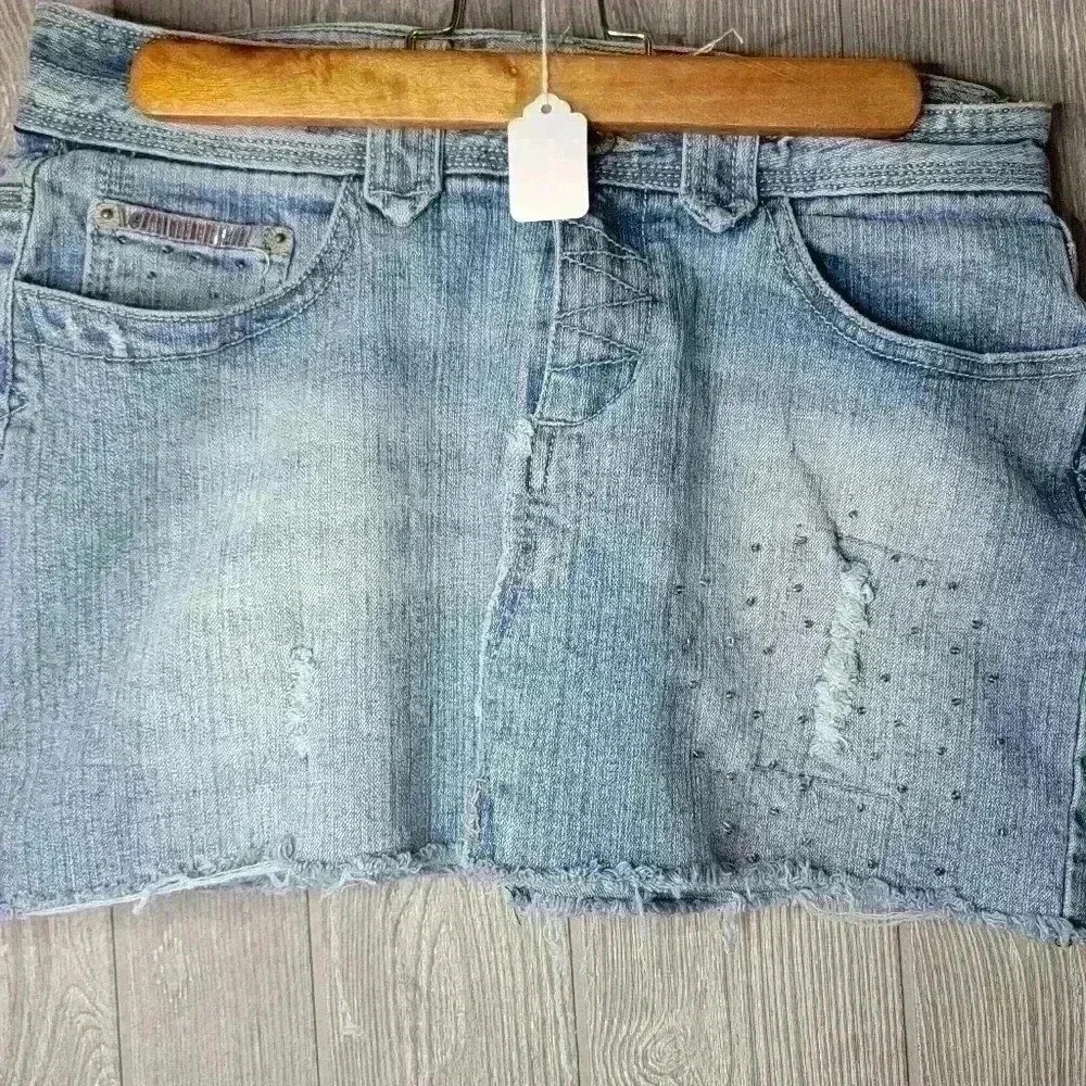 ♡Vanilla Star denim skirt with bead work and minir distressing. Size7 C-5