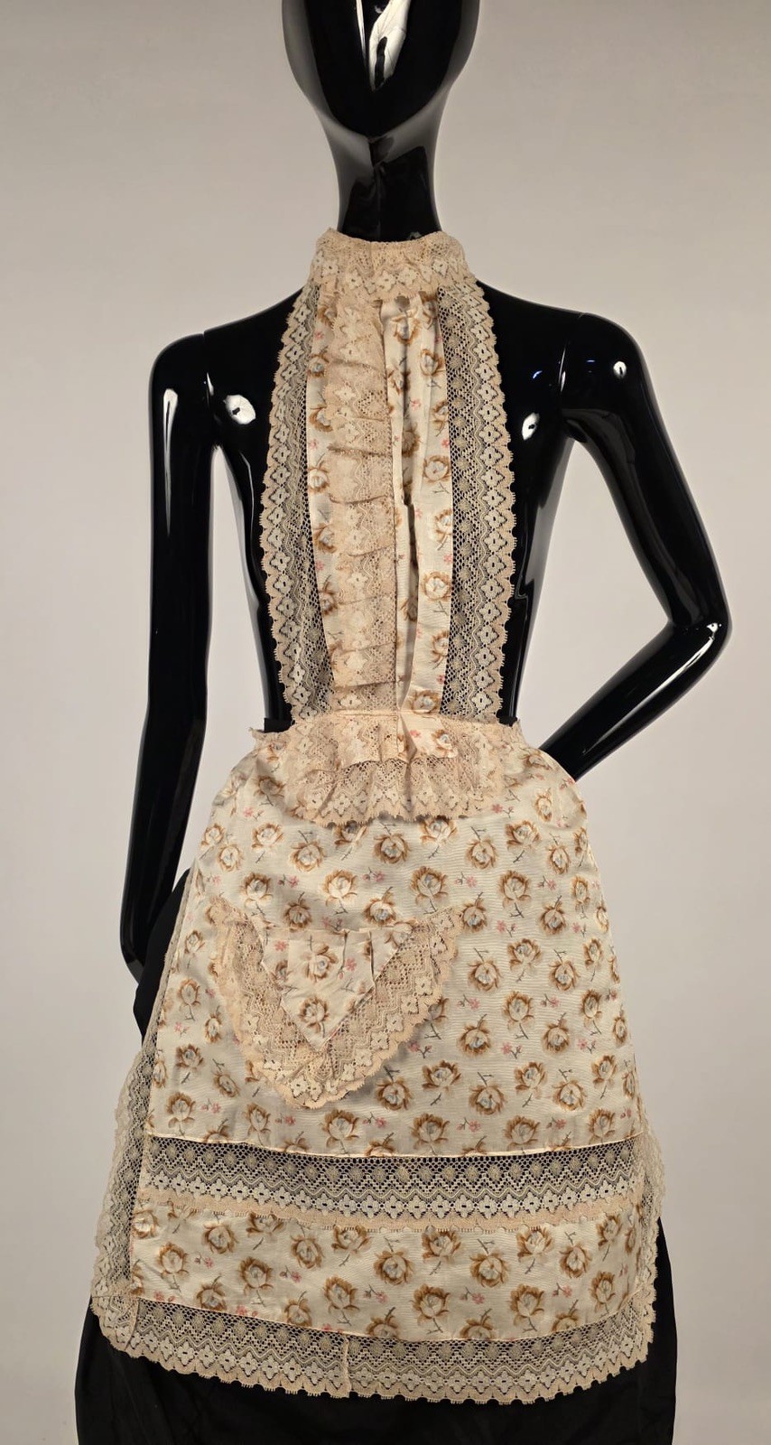 VICTORIAN 1880’S ROSE PRINT SILK APRON FOR DRESS W LACE TRIM