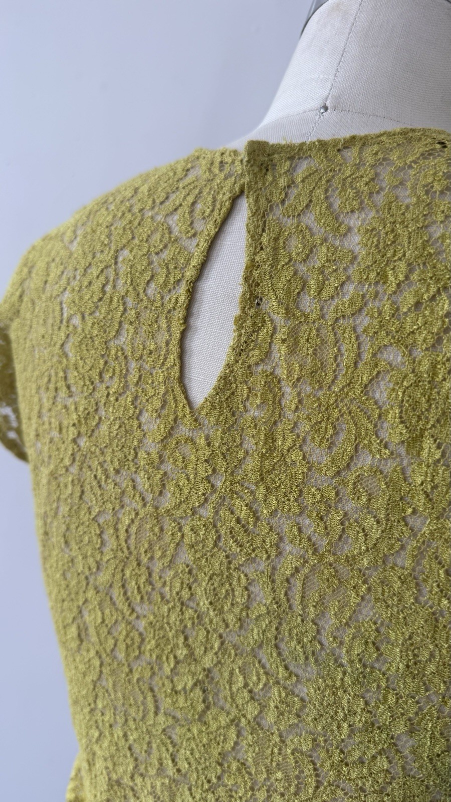 50s Chartreuse Sheer Floral Lace Flutter Cap Sleeve Top Keyhole Bateau Neck XS/S