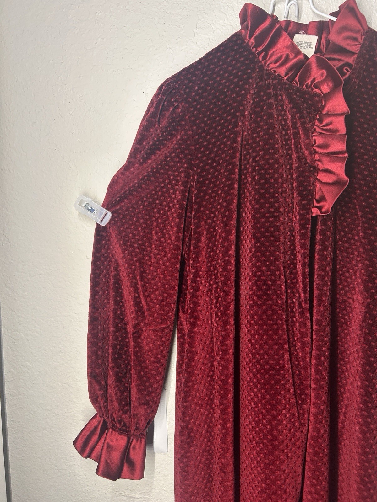 Vintage70’/80’sDonna Richard for Gilligan & O&rsquo;Malley Burgundy Velvet Robe Ruffle