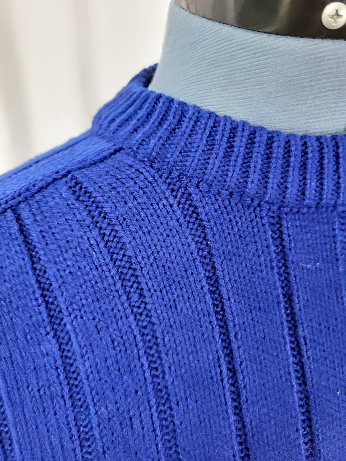 Vtg Cable Knit Crew Neck w Raglan Sleeves in Navy Blue w Zipper Neck Size M?