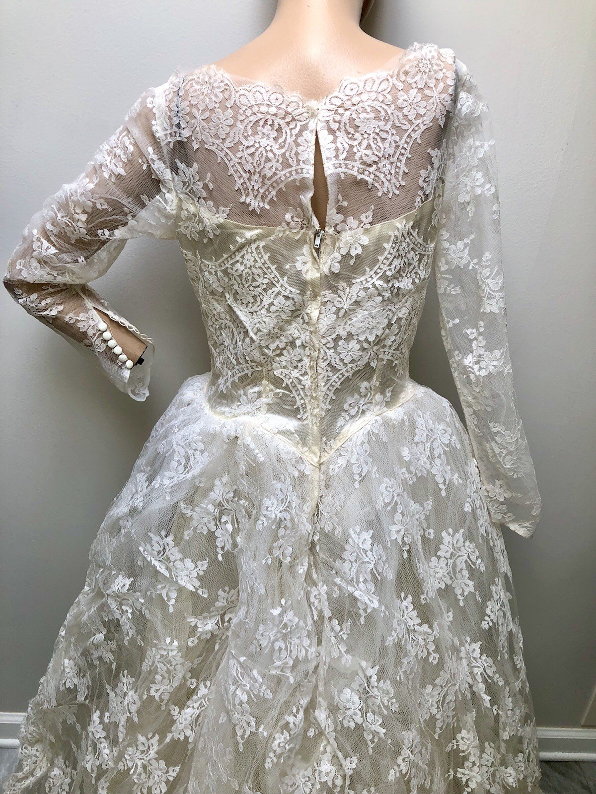 Vintage 1950s Princess Bride Wedding Gowns Ivory Illusion Chantilly Lace Dresses