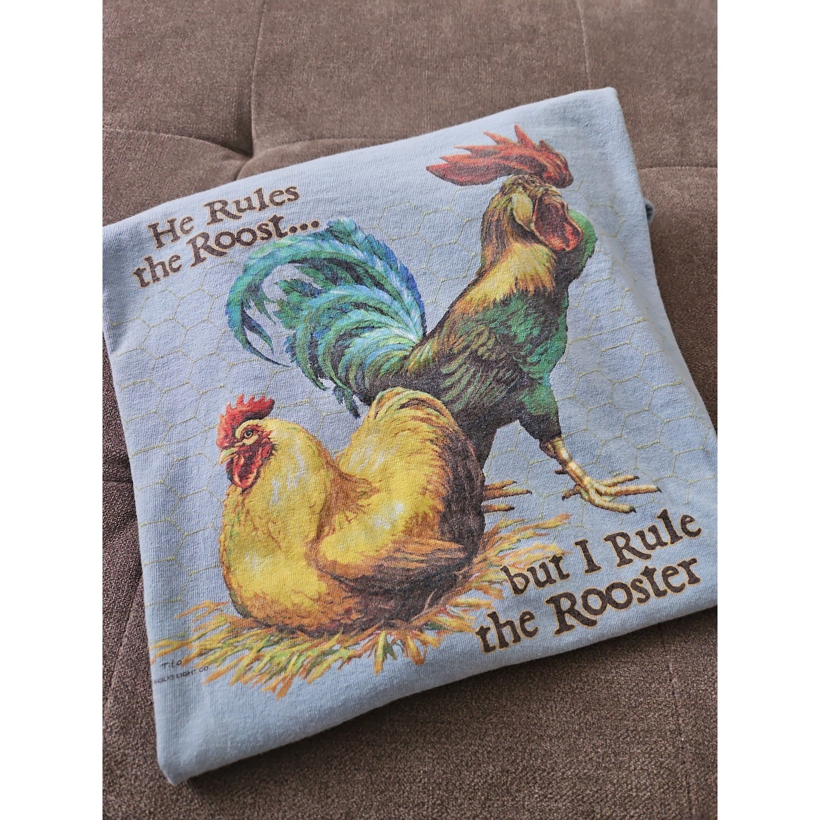 Vintage Anvil Rooster T-Shirt Light Blue Graphic Tee « He Rules the Roost » Large