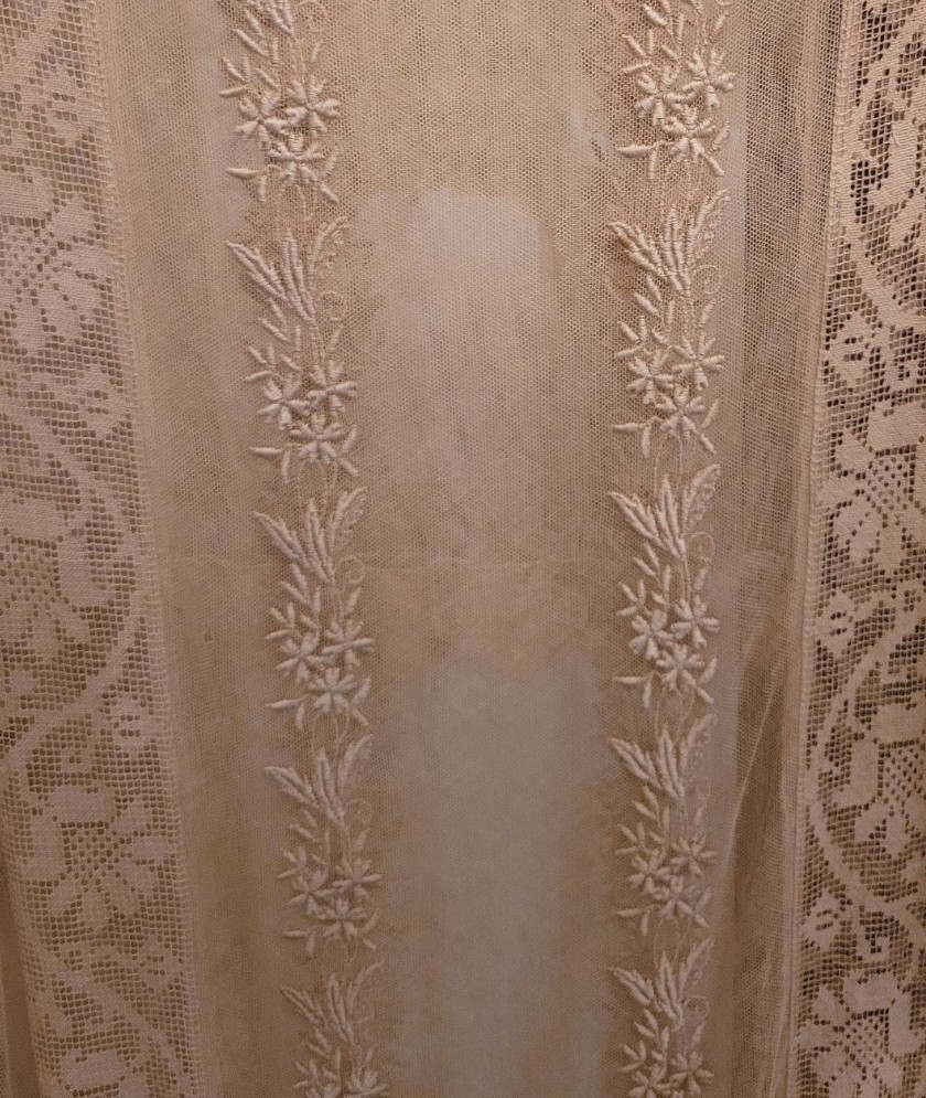 ANTIQUE 1920&rsquo;S BEIGE EMBROIDERED NET LACE DRESS 38 INCH BUST